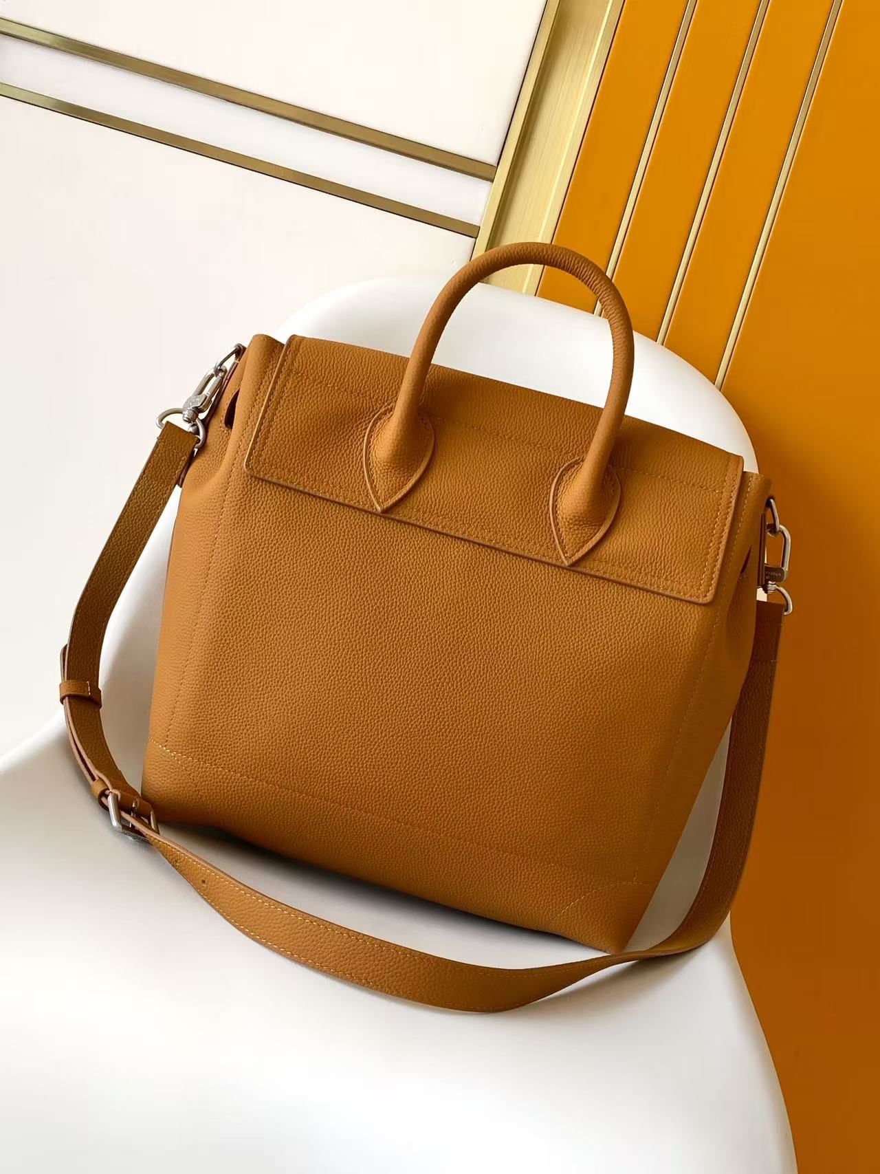 p780💰内里也是磨砂头层牛皮，外面头层牛皮顶级原单 𝟏𝟔𝟑𝐜𝟎𝟏动态芯片
本款 𝐒𝐭𝐞𝐚𝐦𝐞𝐫 𝟑𝟎 手袋以 𝐋𝐕 𝐓𝐨𝐮𝐜𝐡 牛皮革焕新演绎风行百年的经典 𝐒𝐭𝐞𝐚𝐦𝐞𝐫 手袋。粒面皮革与绒面皮革分饰两面。绒面皮革前袋含蓄点缀 𝐕 字缝线，便利 𝐕 形钩扣融入 𝐌𝐨𝐧𝐨𝐠𝐫𝐚𝐦 花卉。肩带设计提供斜跨与手提选择。
型号： M27061 M26758
皮料： 是西班牙𝐀级皮料
五金： 采用进口𝐀级半钢五金
尺寸：𝟑𝟐 𝐱 𝟑𝟑 𝐱 𝟏𝟒 (厘米) ((长 𝐱 高 𝐱 宽)