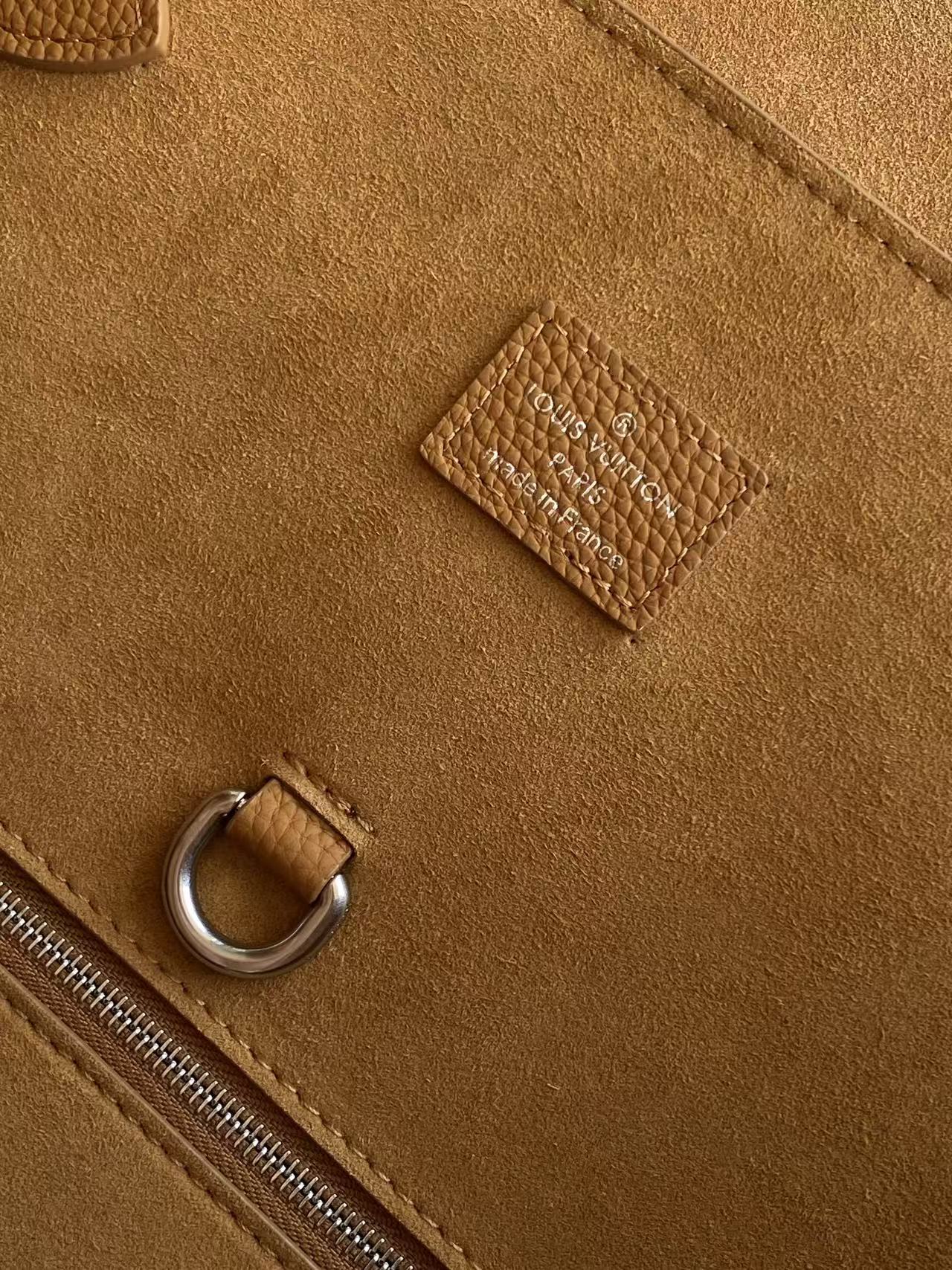 p780💰内里也是磨砂头层牛皮，外面头层牛皮顶级原单 𝟏𝟔𝟑𝐜𝟎𝟏动态芯片
本款 𝐒𝐭𝐞𝐚𝐦𝐞𝐫 𝟑𝟎 手袋以 𝐋𝐕 𝐓𝐨𝐮𝐜𝐡 牛皮革焕新演绎风行百年的经典 𝐒𝐭𝐞𝐚𝐦𝐞𝐫 手袋。粒面皮革与绒面皮革分饰两面。绒面皮革前袋含蓄点缀 𝐕 字缝线，便利 𝐕 形钩扣融入 𝐌𝐨𝐧𝐨𝐠𝐫𝐚𝐦 花卉。肩带设计提供斜跨与手提选择。
型号： M27061 M26758
皮料： 是西班牙𝐀级皮料
五金： 采用进口𝐀级半钢五金
尺寸：𝟑𝟐 𝐱 𝟑𝟑 𝐱 𝟏𝟒 (厘米) ((长 𝐱 高 𝐱 宽)