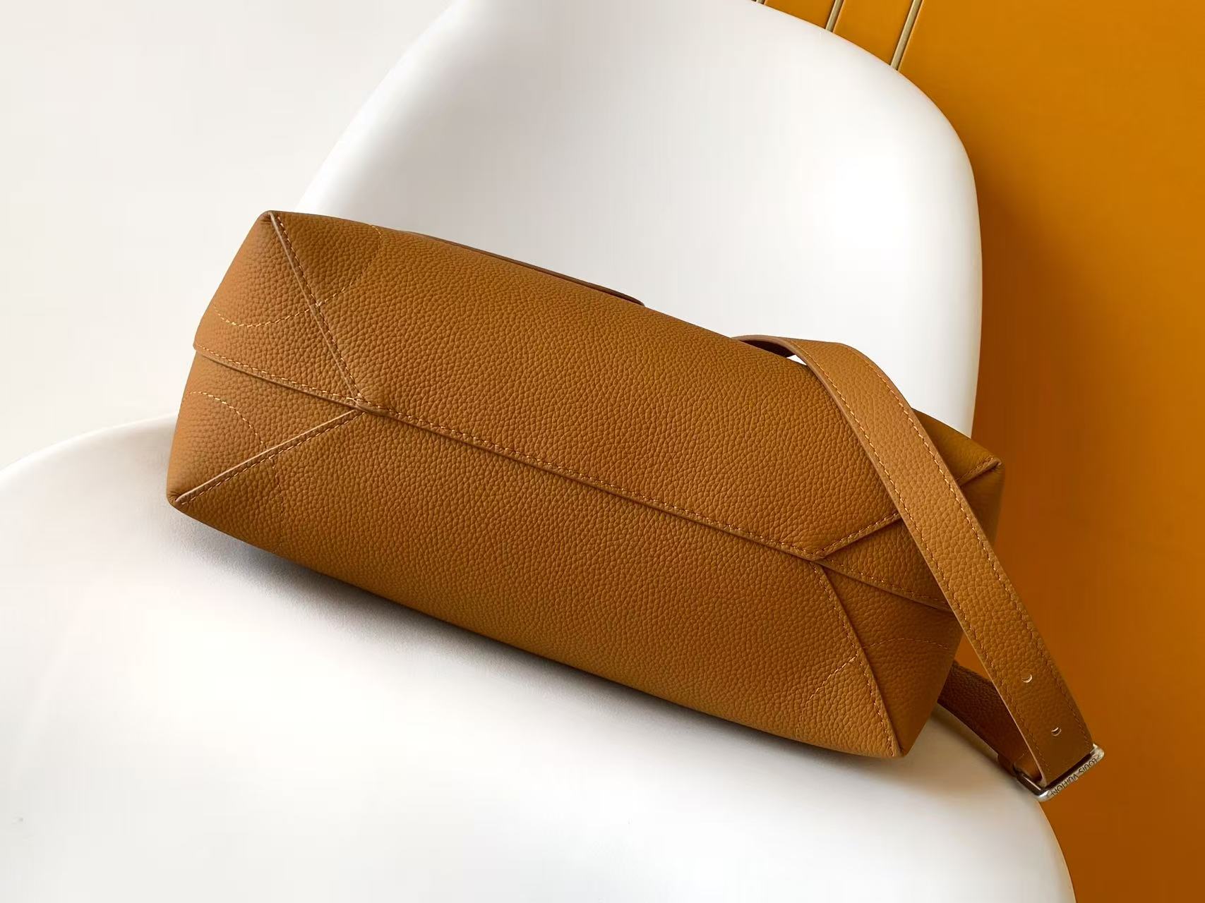 p780💰内里也是磨砂头层牛皮，外面头层牛皮顶级原单 𝟏𝟔𝟑𝐜𝟎𝟏动态芯片
本款 𝐒𝐭𝐞𝐚𝐦𝐞𝐫 𝟑𝟎 手袋以 𝐋𝐕 𝐓𝐨𝐮𝐜𝐡 牛皮革焕新演绎风行百年的经典 𝐒𝐭𝐞𝐚𝐦𝐞𝐫 手袋。粒面皮革与绒面皮革分饰两面。绒面皮革前袋含蓄点缀 𝐕 字缝线，便利 𝐕 形钩扣融入 𝐌𝐨𝐧𝐨𝐠𝐫𝐚𝐦 花卉。肩带设计提供斜跨与手提选择。
型号： M27061 M26758
皮料： 是西班牙𝐀级皮料
五金： 采用进口𝐀级半钢五金
尺寸：𝟑𝟐 𝐱 𝟑𝟑 𝐱 𝟏𝟒 (厘米) ((长 𝐱 高 𝐱 宽)