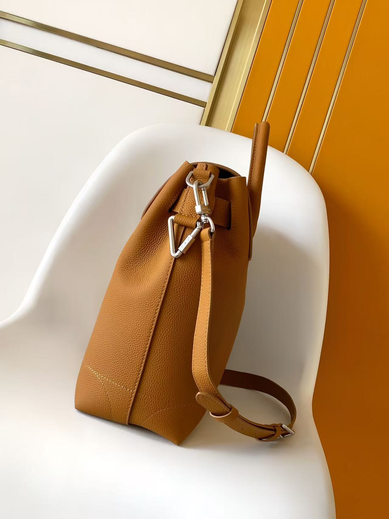 p780💰内里也是磨砂头层牛皮，外面头层牛皮顶级原单 𝟏𝟔𝟑𝐜𝟎𝟏动态芯片
本款 𝐒𝐭𝐞𝐚𝐦𝐞𝐫 𝟑𝟎 手袋以 𝐋𝐕 𝐓𝐨𝐮𝐜𝐡 牛皮革焕新演绎风行百年的经典 𝐒𝐭𝐞𝐚𝐦𝐞𝐫 手袋。粒面皮革与绒面皮革分饰两面。绒面皮革前袋含蓄点缀 𝐕 字缝线，便利 𝐕 形钩扣融入 𝐌𝐨𝐧𝐨𝐠𝐫𝐚𝐦 花卉。肩带设计提供斜跨与手提选择。
型号： M27061 M26758
皮料： 是西班牙𝐀级皮料
五金： 采用进口𝐀级半钢五金
尺寸：𝟑𝟐 𝐱 𝟑𝟑 𝐱 𝟏𝟒 (厘米) ((长 𝐱 高 𝐱 宽)