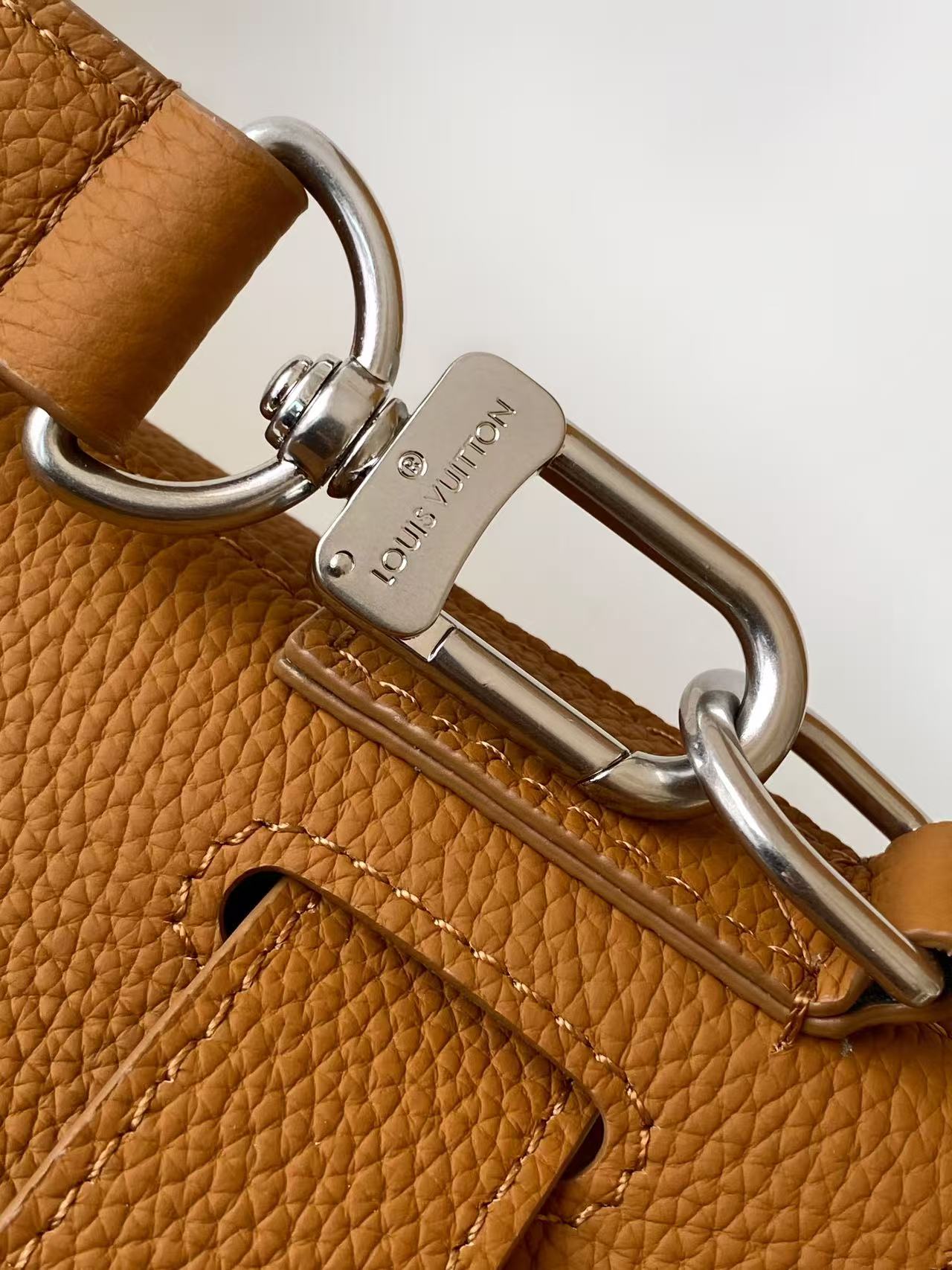 p780💰内里也是磨砂头层牛皮，外面头层牛皮顶级原单 𝟏𝟔𝟑𝐜𝟎𝟏动态芯片
本款 𝐒𝐭𝐞𝐚𝐦𝐞𝐫 𝟑𝟎 手袋以 𝐋𝐕 𝐓𝐨𝐮𝐜𝐡 牛皮革焕新演绎风行百年的经典 𝐒𝐭𝐞𝐚𝐦𝐞𝐫 手袋。粒面皮革与绒面皮革分饰两面。绒面皮革前袋含蓄点缀 𝐕 字缝线，便利 𝐕 形钩扣融入 𝐌𝐨𝐧𝐨𝐠𝐫𝐚𝐦 花卉。肩带设计提供斜跨与手提选择。
型号： M27061 M26758
皮料： 是西班牙𝐀级皮料
五金： 采用进口𝐀级半钢五金
尺寸：𝟑𝟐 𝐱 𝟑𝟑 𝐱 𝟏𝟒 (厘米) ((长 𝐱 高 𝐱 宽)