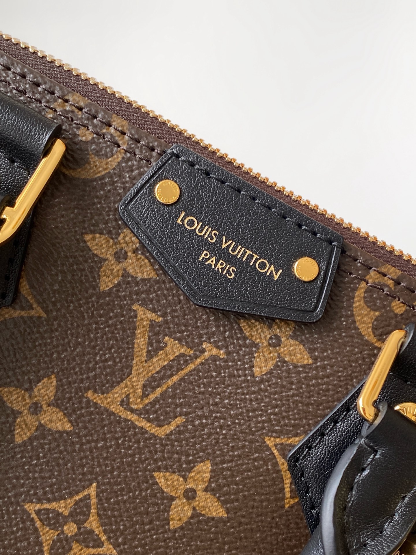 p800💰顶级原单,变码芯片M27216
Trunk 系列迎来 Alma 小号手袋的当代新款,以精致的金属件致敬品牌的旅行传承。手袋由 Monogram 帆布制成,饰有牛皮革饰边,并配有耀目包角和标志性挂锁,挂锁外框缀有皮革贴片。这款易搭设计既可手提,亦可搭配链条背携。
25 x 16 x 31 厘米
(高 x 宽 x 长度)
Monogram 涂层帆布牛皮革饰边织物内衬金属件拉链开合,配有挂锁和钥匙内贴袋可收纳智能手机、耳机、Clémence 钱夹、笔记本和太阳眼镜
链条:可拆卸
链条半长:19.0 厘米
手柄:双手柄