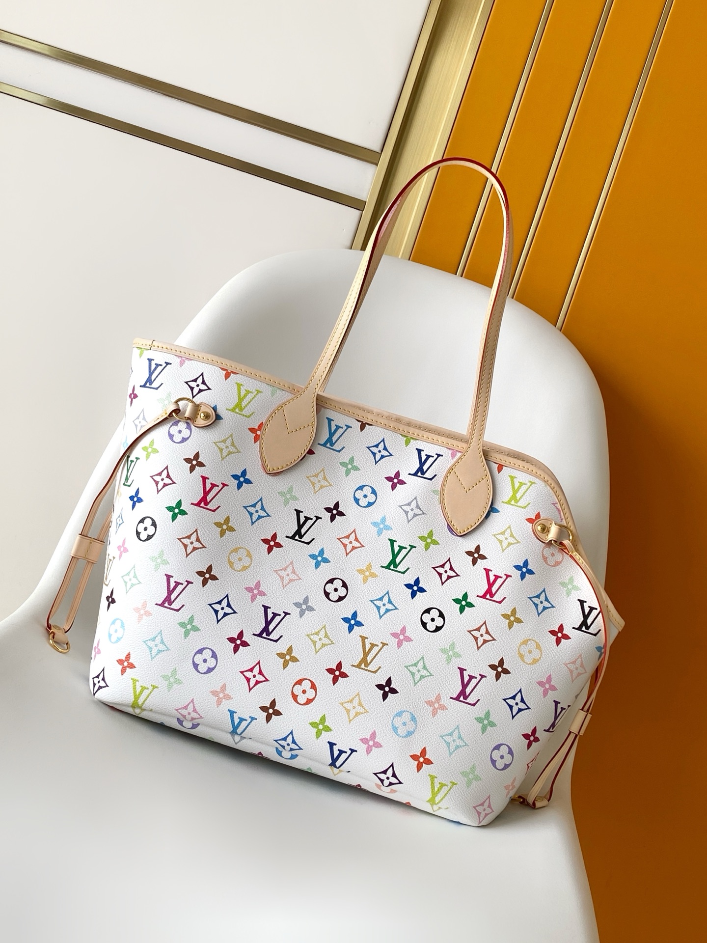 p560💰M27787    M27839新版 带163芯片
    本款 Neverfull 中号手袋取材出自路易威登 x 村上隆再版系列，选用缤纷 Monogram 涂层帆布塑造精巧构型，以日本艺术家村上隆的灵动风格巧妙重绎品牌经典元素。托特包为两侧饰带无论束紧或舒展，均可展现别样风采。纤细手柄方便肩背或肘挎，可拆卸拉链袋可用作手拿包或口袋。

28 x 14 x 31 厘米
(高 x 宽 x 长度)