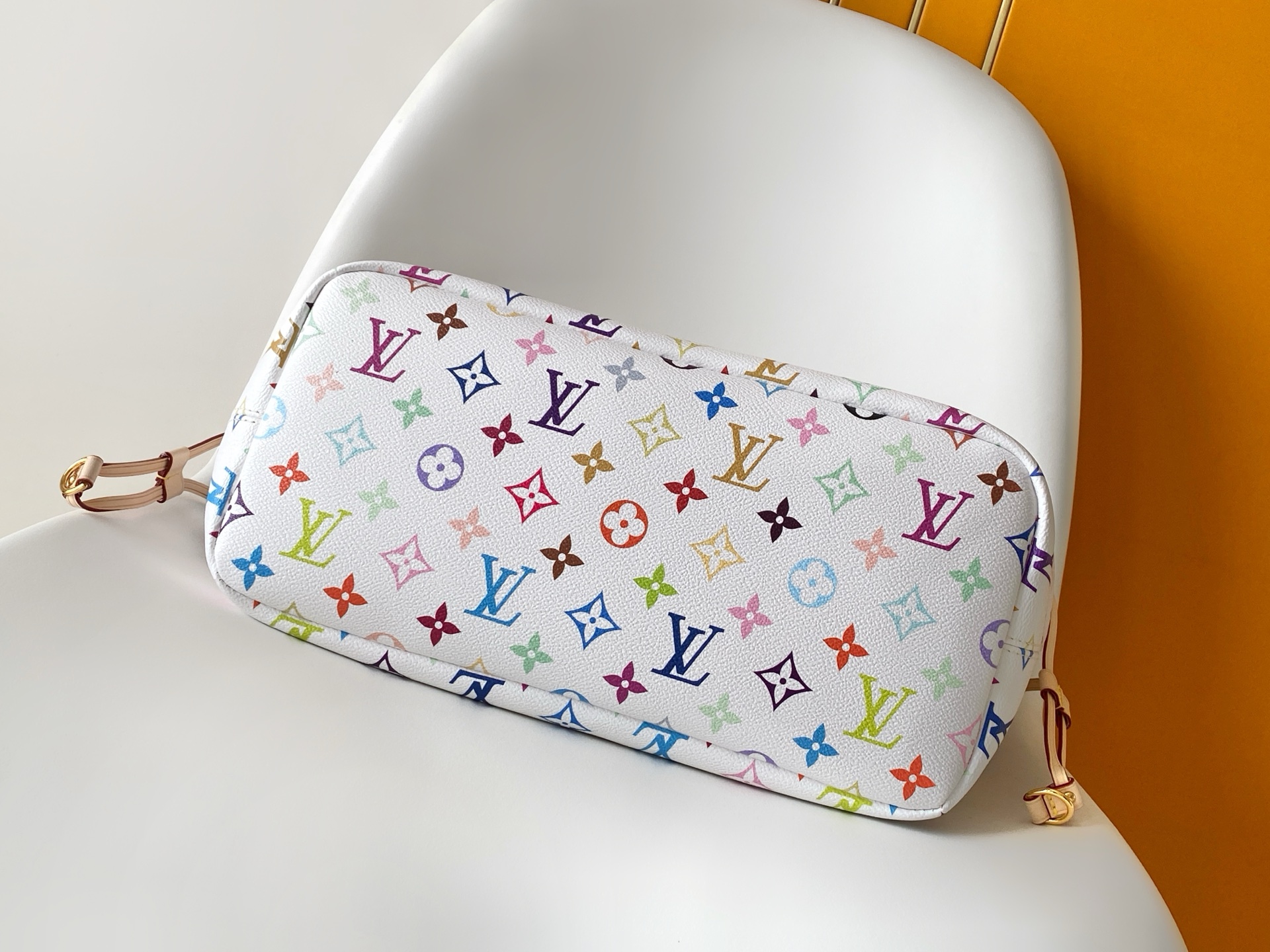 p560💰M27787    M27839新版 带163芯片
    本款 Neverfull 中号手袋取材出自路易威登 x 村上隆再版系列，选用缤纷 Monogram 涂层帆布塑造精巧构型，以日本艺术家村上隆的灵动风格巧妙重绎品牌经典元素。托特包为两侧饰带无论束紧或舒展，均可展现别样风采。纤细手柄方便肩背或肘挎，可拆卸拉链袋可用作手拿包或口袋。

28 x 14 x 31 厘米
(高 x 宽 x 长度)