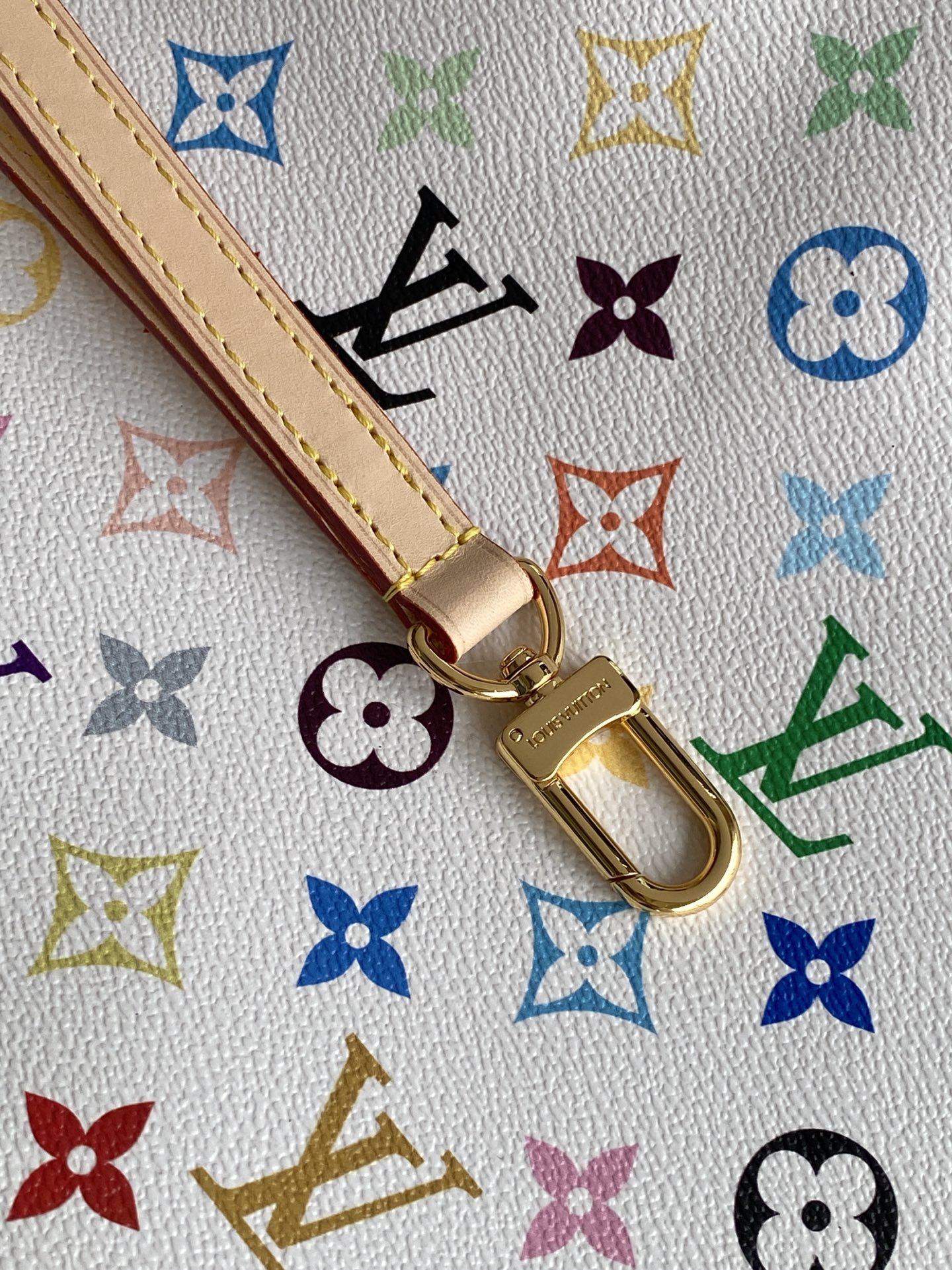 p560💰M27787    M27839新版 带163芯片
    本款 Neverfull 中号手袋取材出自路易威登 x 村上隆再版系列，选用缤纷 Monogram 涂层帆布塑造精巧构型，以日本艺术家村上隆的灵动风格巧妙重绎品牌经典元素。托特包为两侧饰带无论束紧或舒展，均可展现别样风采。纤细手柄方便肩背或肘挎，可拆卸拉链袋可用作手拿包或口袋。

28 x 14 x 31 厘米
(高 x 宽 x 长度)