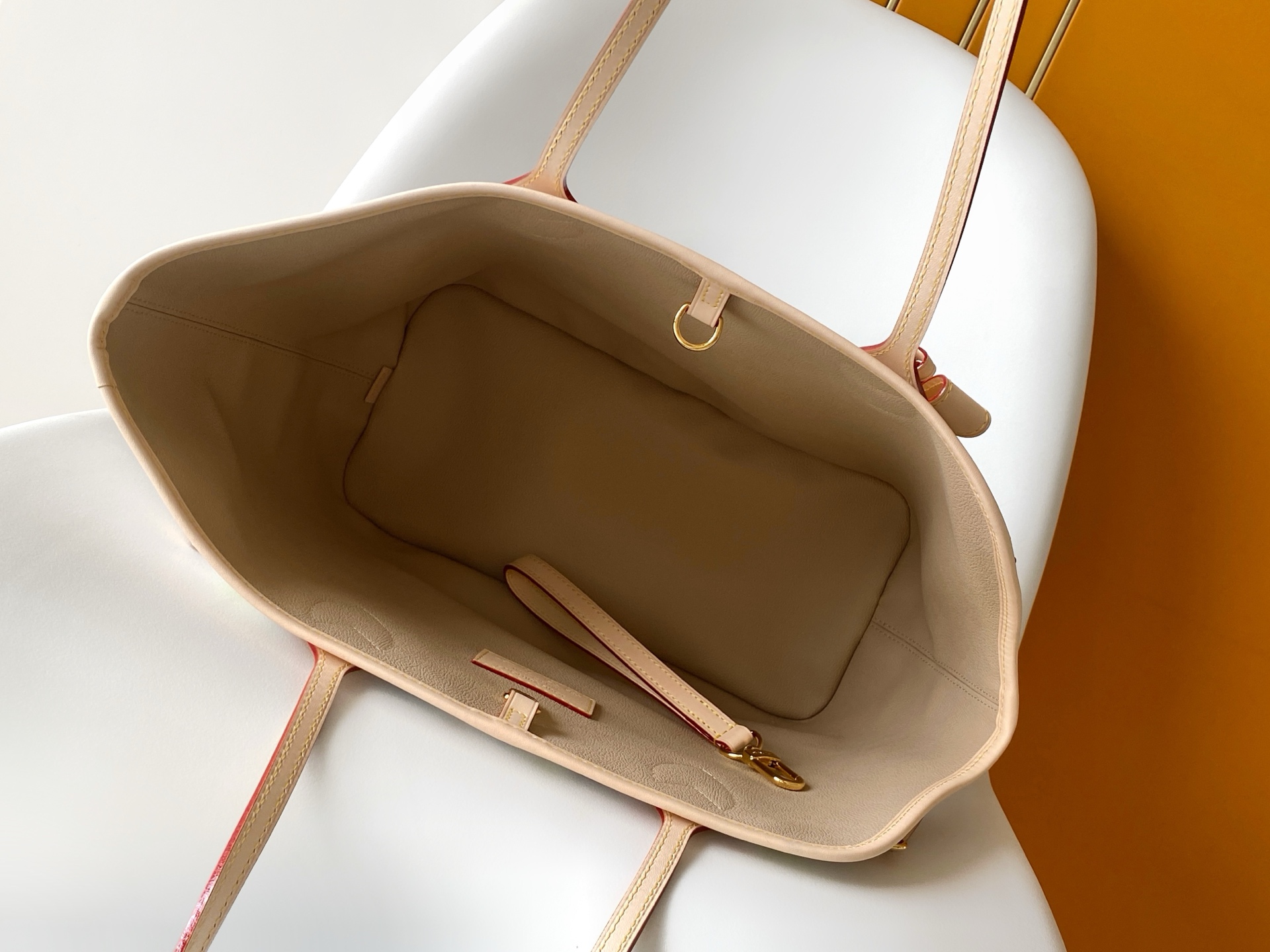 p560💰M27787    M27839新版 带163芯片
    本款 Neverfull 中号手袋取材出自路易威登 x 村上隆再版系列，选用缤纷 Monogram 涂层帆布塑造精巧构型，以日本艺术家村上隆的灵动风格巧妙重绎品牌经典元素。托特包为两侧饰带无论束紧或舒展，均可展现别样风采。纤细手柄方便肩背或肘挎，可拆卸拉链袋可用作手拿包或口袋。

28 x 14 x 31 厘米
(高 x 宽 x 长度)