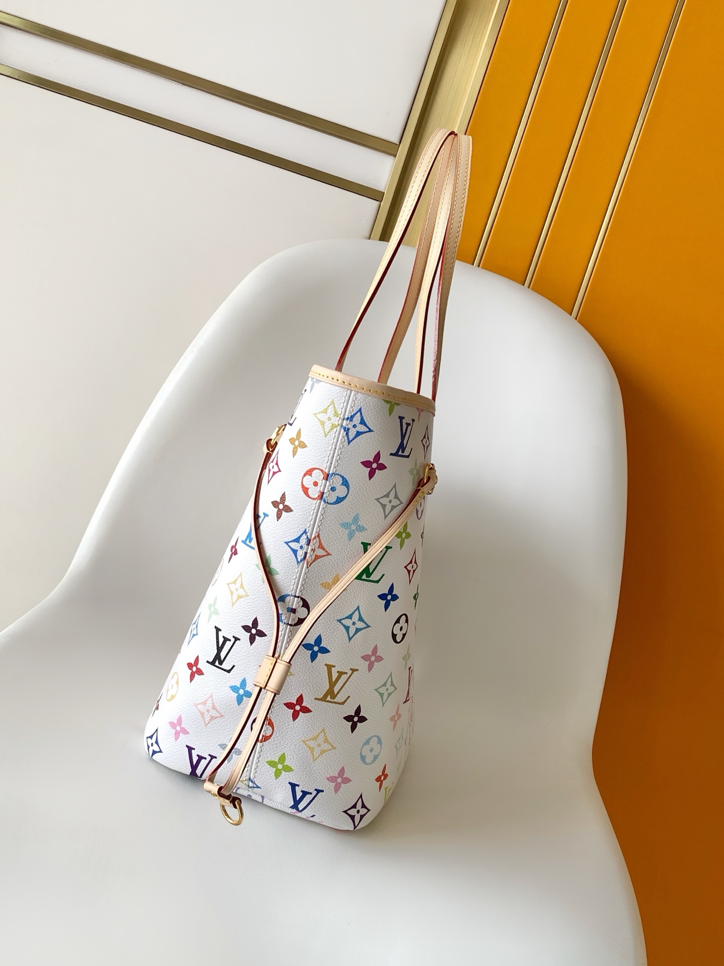 p560💰M27787    M27839新版 带163芯片
    本款 Neverfull 中号手袋取材出自路易威登 x 村上隆再版系列，选用缤纷 Monogram 涂层帆布塑造精巧构型，以日本艺术家村上隆的灵动风格巧妙重绎品牌经典元素。托特包为两侧饰带无论束紧或舒展，均可展现别样风采。纤细手柄方便肩背或肘挎，可拆卸拉链袋可用作手拿包或口袋。

28 x 14 x 31 厘米
(高 x 宽 x 长度)