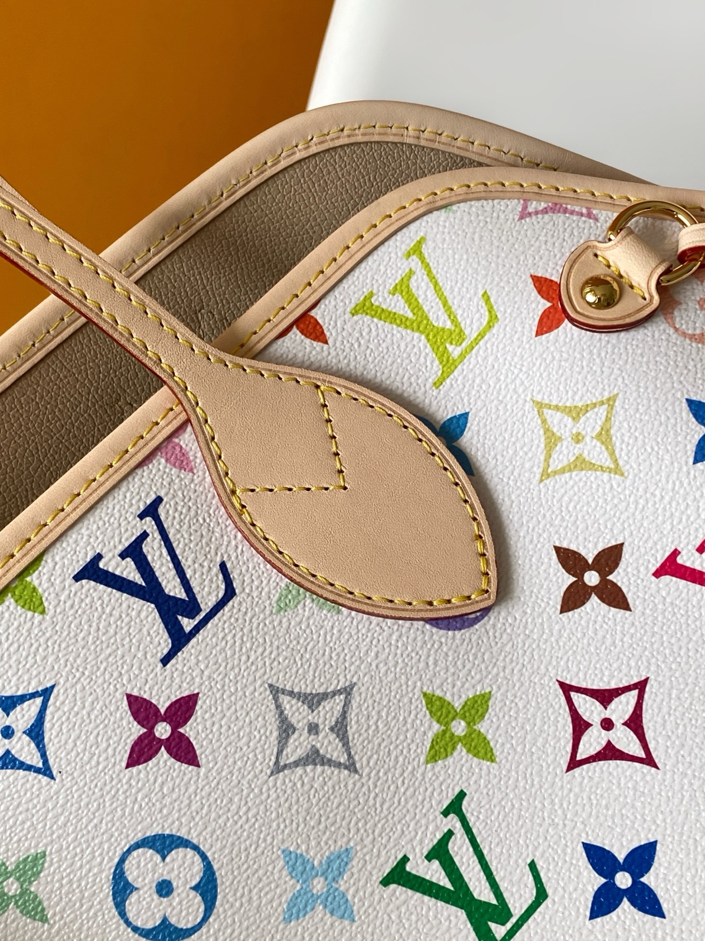 p560💰M27787    M27839新版 带163芯片
    本款 Neverfull 中号手袋取材出自路易威登 x 村上隆再版系列，选用缤纷 Monogram 涂层帆布塑造精巧构型，以日本艺术家村上隆的灵动风格巧妙重绎品牌经典元素。托特包为两侧饰带无论束紧或舒展，均可展现别样风采。纤细手柄方便肩背或肘挎，可拆卸拉链袋可用作手拿包或口袋。

28 x 14 x 31 厘米
(高 x 宽 x 长度)