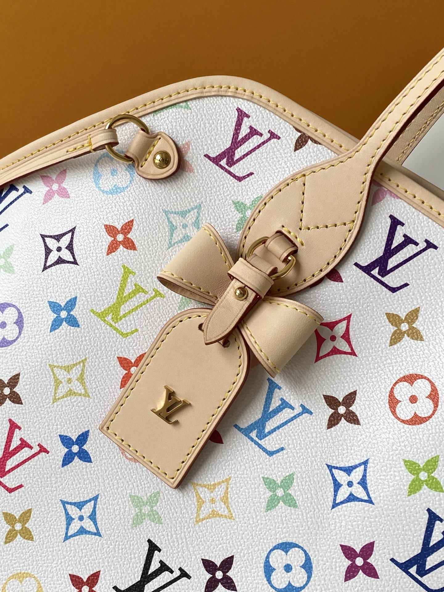 p560💰M27787    M27839新版 带163芯片
    本款 Neverfull 中号手袋取材出自路易威登 x 村上隆再版系列，选用缤纷 Monogram 涂层帆布塑造精巧构型，以日本艺术家村上隆的灵动风格巧妙重绎品牌经典元素。托特包为两侧饰带无论束紧或舒展，均可展现别样风采。纤细手柄方便肩背或肘挎，可拆卸拉链袋可用作手拿包或口袋。

28 x 14 x 31 厘米
(高 x 宽 x 长度)