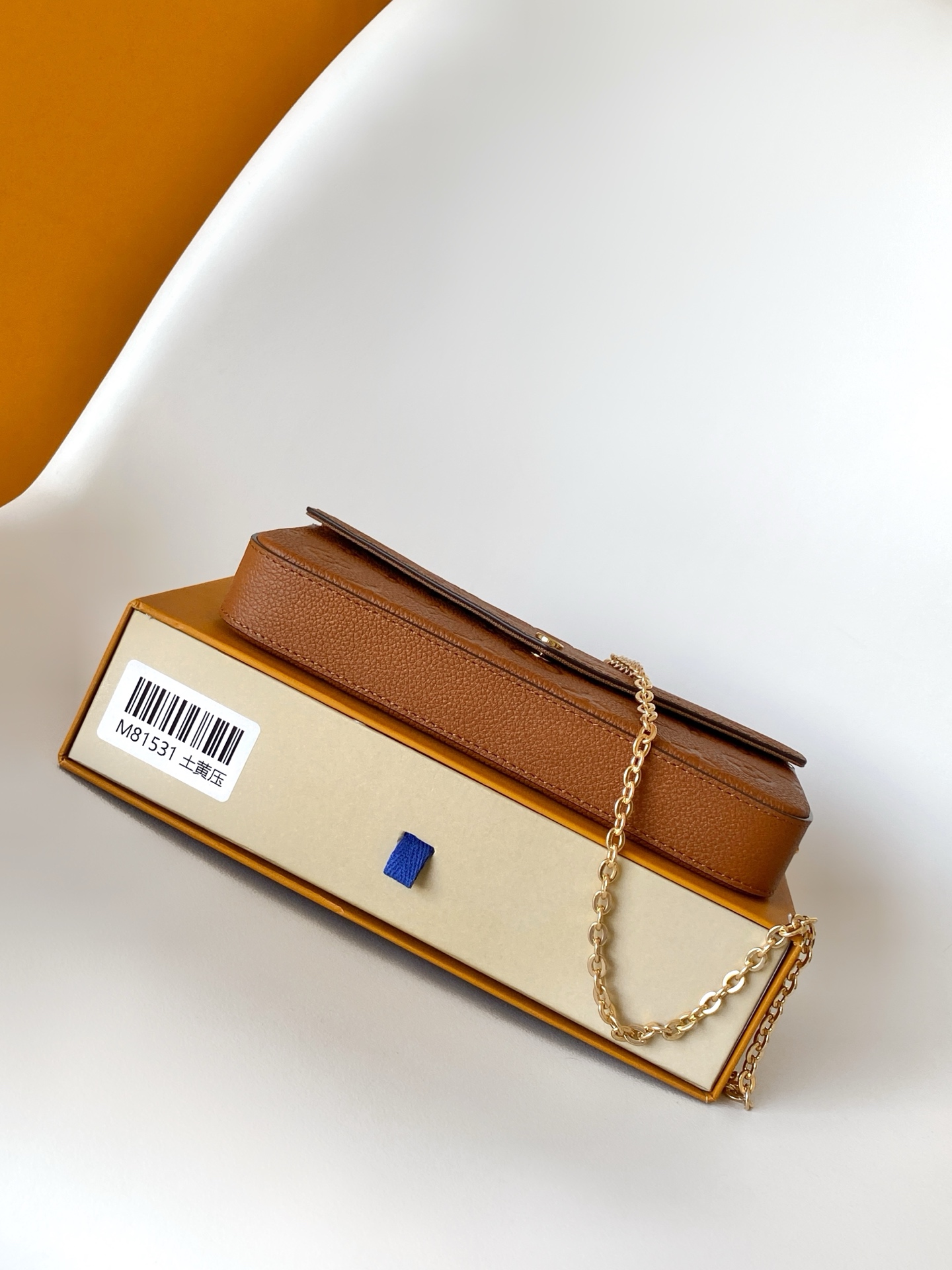 p630💰顶级原单 半钢五金 头层牛皮
M83025蓝 M15968印 M14193巧克力色
M14227紫灰 M83589新版蓝 M27048珠光蓝
M69977灰色 M80428黑色 M82047奶白
M81759粉色 M82349 蓝色 M82480绿色
M64064黑色M82363奶白 M68697杏色
M67856粉色 M64099蓝色 M63700大红
M81531土黄
本款 Pochette Félicie 链条包为 Monogram Empreinte 皮革描绘 Monogram 印花,其信封式构型包含可拆卸内袋。系上链条即可完成手拿包和肩背包的随心转换。21.0 x 12.0 x 3.0 cm (长 x 高 x 宽)
• Monogram Empreinte 压纹软粒面牛皮革
• 织物内衬
• 金属件
• 按扣开合
• 大号隔层
• 内贴袋
• 可拆卸拉链袋
• 可拆卸贴袋,配有卡片夹层
• Chain:可拆卸
• Chain drop:303 cm