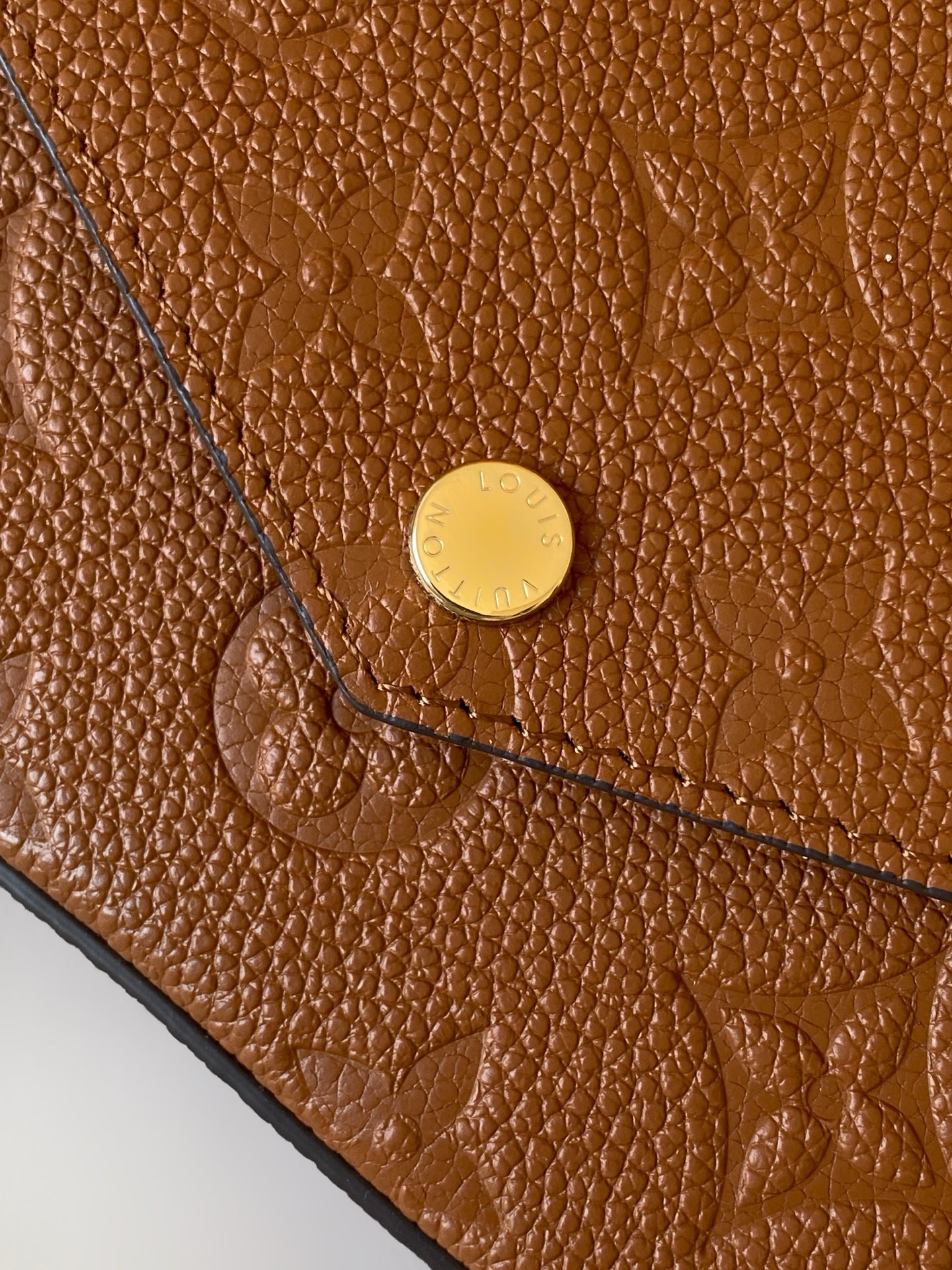 p630💰顶级原单 半钢五金 头层牛皮
M83025蓝 M15968印 M14193巧克力色
M14227紫灰 M83589新版蓝 M27048珠光蓝
M69977灰色 M80428黑色 M82047奶白
M81759粉色 M82349 蓝色 M82480绿色
M64064黑色M82363奶白 M68697杏色
M67856粉色 M64099蓝色 M63700大红
M81531土黄
本款 Pochette Félicie 链条包为 Monogram Empreinte 皮革描绘 Monogram 印花,其信封式构型包含可拆卸内袋。系上链条即可完成手拿包和肩背包的随心转换。21.0 x 12.0 x 3.0 cm (长 x 高 x 宽)
• Monogram Empreinte 压纹软粒面牛皮革
• 织物内衬
• 金属件
• 按扣开合
• 大号隔层
• 内贴袋
• 可拆卸拉链袋
• 可拆卸贴袋,配有卡片夹层
• Chain:可拆卸
• Chain drop:303 cm