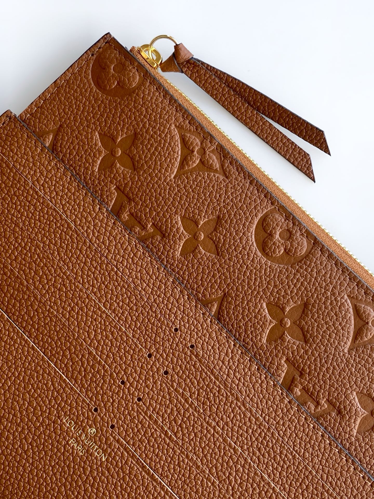 p630💰顶级原单 半钢五金 头层牛皮
M83025蓝 M15968印 M14193巧克力色
M14227紫灰 M83589新版蓝 M27048珠光蓝
M69977灰色 M80428黑色 M82047奶白
M81759粉色 M82349 蓝色 M82480绿色
M64064黑色M82363奶白 M68697杏色
M67856粉色 M64099蓝色 M63700大红
M81531土黄
本款 Pochette Félicie 链条包为 Monogram Empreinte 皮革描绘 Monogram 印花,其信封式构型包含可拆卸内袋。系上链条即可完成手拿包和肩背包的随心转换。21.0 x 12.0 x 3.0 cm (长 x 高 x 宽)
• Monogram Empreinte 压纹软粒面牛皮革
• 织物内衬
• 金属件
• 按扣开合
• 大号隔层
• 内贴袋
• 可拆卸拉链袋
• 可拆卸贴袋,配有卡片夹层
• Chain:可拆卸
• Chain drop:303 cm