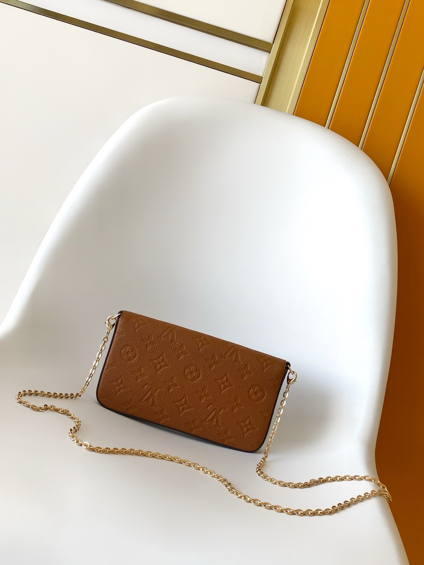 p630💰顶级原单 半钢五金 头层牛皮
M83025蓝 M15968印 M14193巧克力色
M14227紫灰 M83589新版蓝 M27048珠光蓝
M69977灰色 M80428黑色 M82047奶白
M81759粉色 M82349 蓝色 M82480绿色
M64064黑色M82363奶白 M68697杏色
M67856粉色 M64099蓝色 M63700大红
M81531土黄
本款 Pochette Félicie 链条包为 Monogram Empreinte 皮革描绘 Monogram 印花,其信封式构型包含可拆卸内袋。系上链条即可完成手拿包和肩背包的随心转换。21.0 x 12.0 x 3.0 cm (长 x 高 x 宽)
• Monogram Empreinte 压纹软粒面牛皮革
• 织物内衬
• 金属件
• 按扣开合
• 大号隔层
• 内贴袋
• 可拆卸拉链袋
• 可拆卸贴袋,配有卡片夹层
• Chain:可拆卸
• Chain drop:303 cm