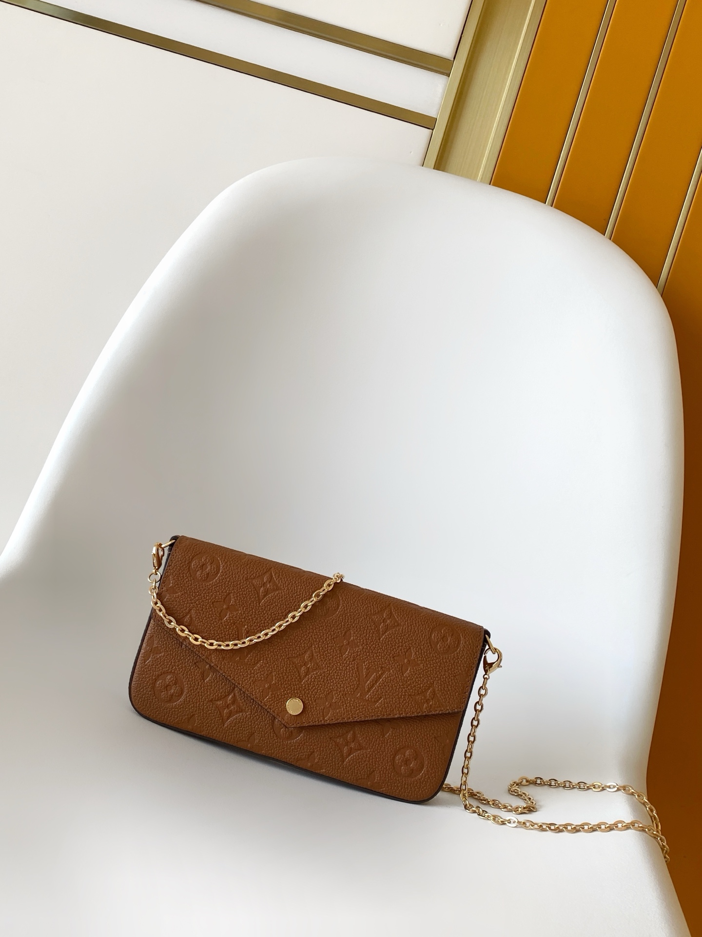 p630💰顶级原单 半钢五金 头层牛皮
M83025蓝 M15968印 M14193巧克力色
M14227紫灰 M83589新版蓝 M27048珠光蓝
M69977灰色 M80428黑色 M82047奶白
M81759粉色 M82349 蓝色 M82480绿色
M64064黑色M82363奶白 M68697杏色
M67856粉色 M64099蓝色 M63700大红
M81531土黄
本款 Pochette Félicie 链条包为 Monogram Empreinte 皮革描绘 Monogram 印花,其信封式构型包含可拆卸内袋。系上链条即可完成手拿包和肩背包的随心转换。21.0 x 12.0 x 3.0 cm (长 x 高 x 宽)
• Monogram Empreinte 压纹软粒面牛皮革
• 织物内衬
• 金属件
• 按扣开合
• 大号隔层
• 内贴袋
• 可拆卸拉链袋
• 可拆卸贴袋,配有卡片夹层
• Chain:可拆卸
• Chain drop:303 cm