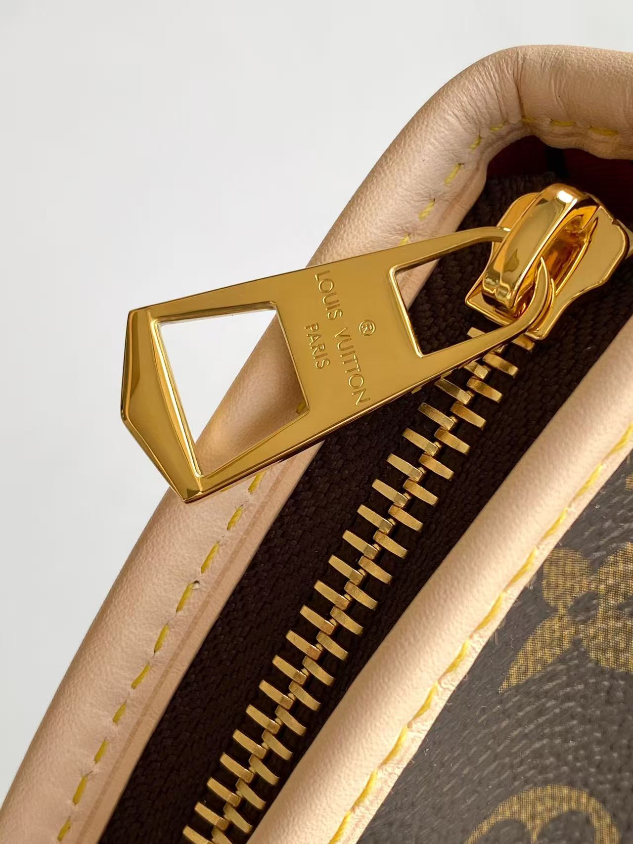Louis Vuitton W 日 为纪念路易威登 Monogram 标识诞生130周年