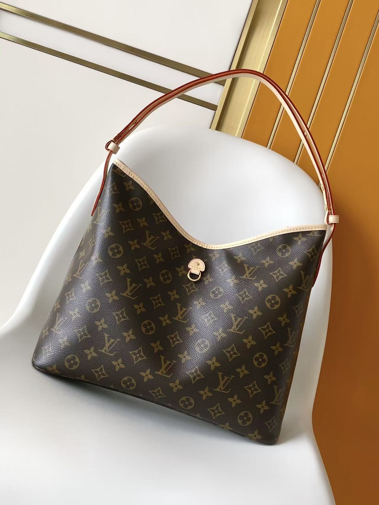 Louis Vuitton W 日 为纪念路易威登 Monogram 标识诞生130周年