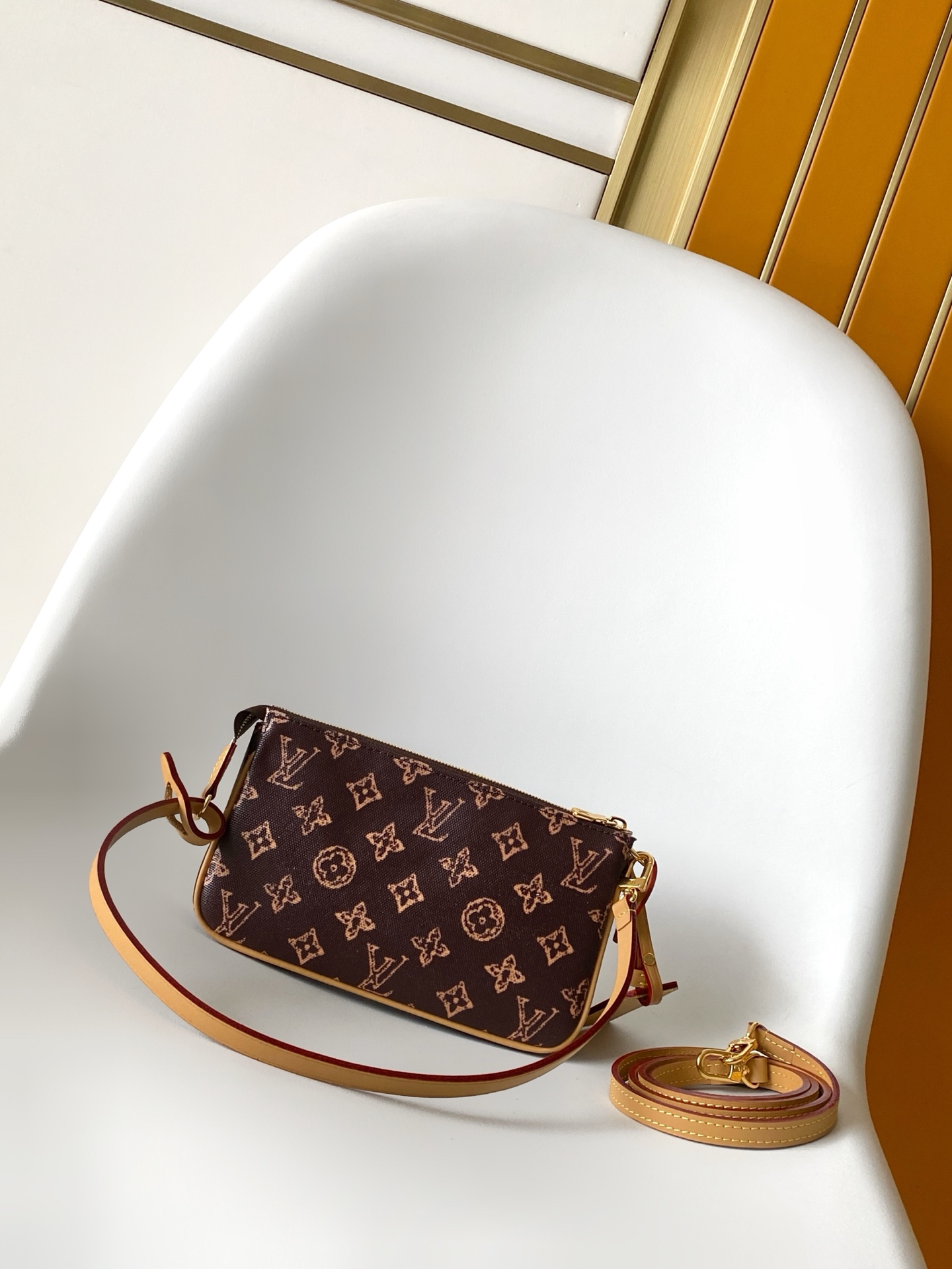 Louis Vuitton M27718咖色 M28321黄色 M28320绿色 动态163 本款 Pochette Accessories 手袋专为庆贺路易威登 Monogram 图案诞生 130 周年设计