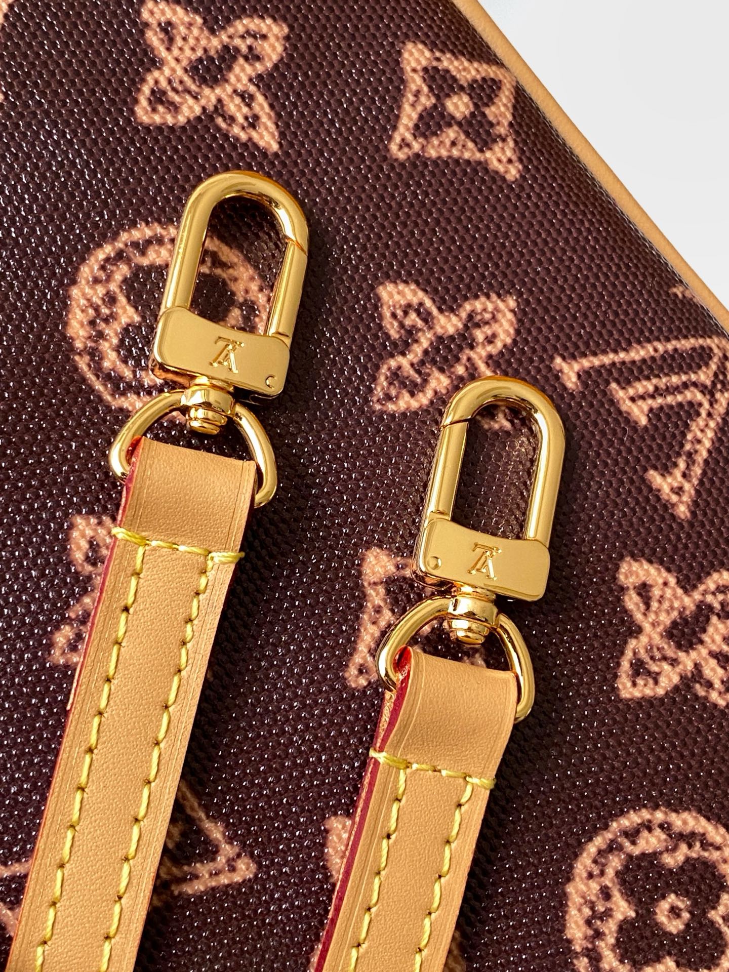 Louis Vuitton M27718咖色 M28321黄色 M28320绿色 动态163 本款 Pochette Accessories 手袋专为庆贺路易威登 Monogram 图案诞生 130 周年设计