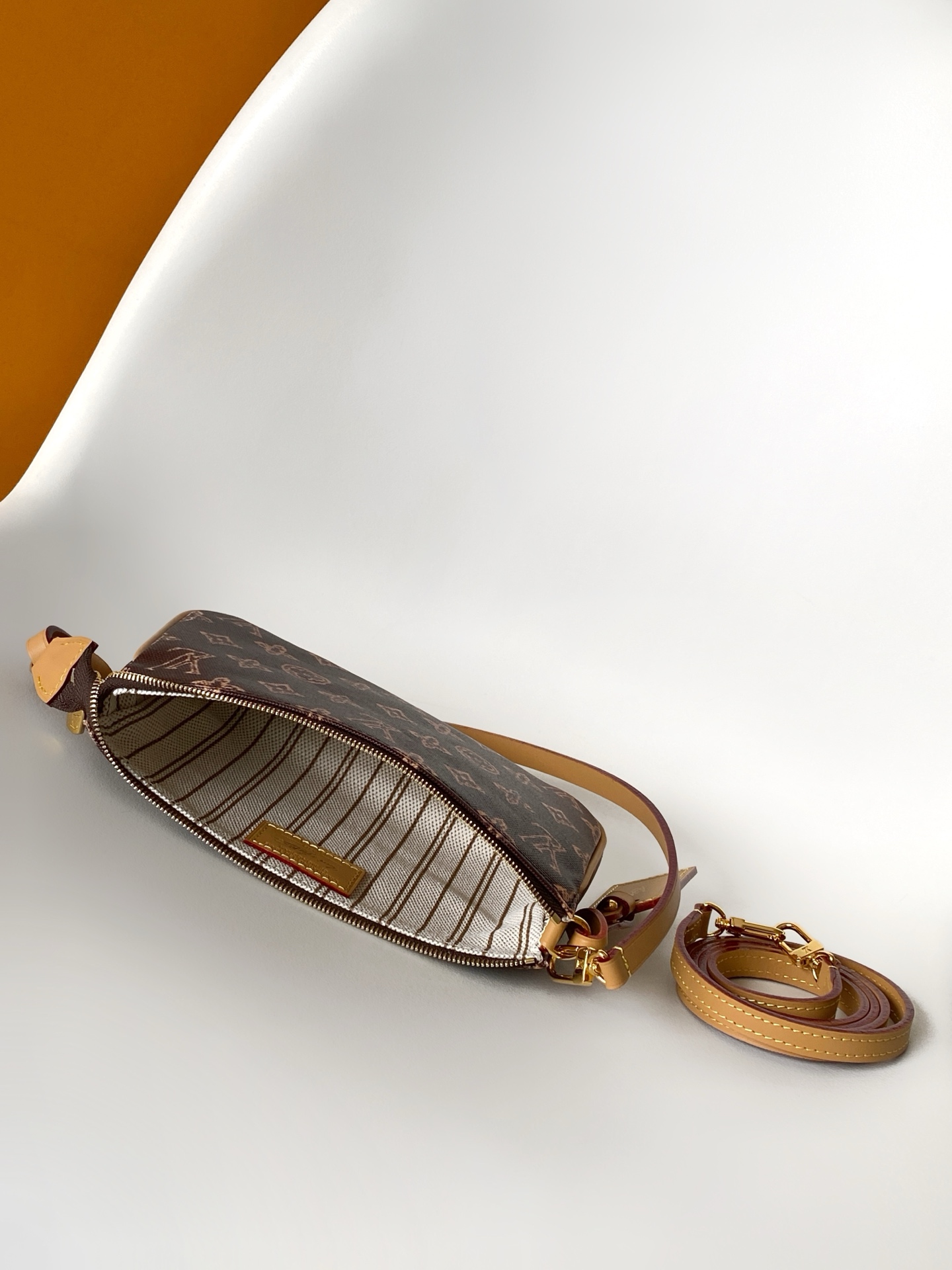 Louis Vuitton M27718咖色 M28321黄色 M28320绿色 动态163 本款 Pochette Accessories 手袋专为庆贺路易威登 Monogram 图案诞生 130 周年设计