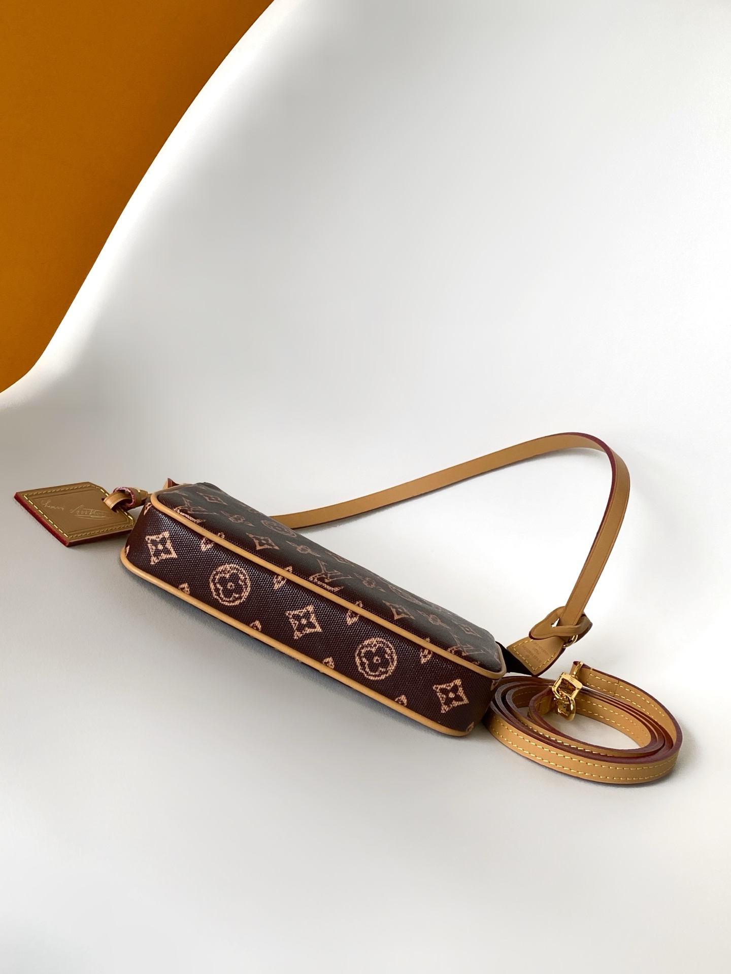 Louis Vuitton M27718咖色 M28321黄色 M28320绿色 动态163 本款 Pochette Accessories 手袋专为庆贺路易威登 Monogram 图案诞生 130 周年设计
