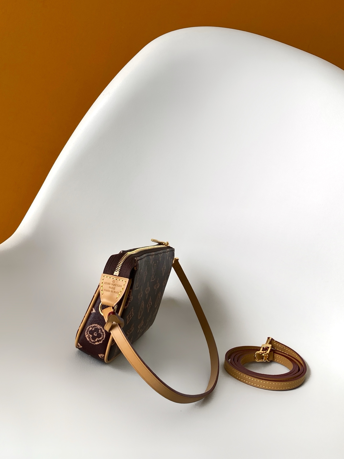 Louis Vuitton M27718咖色 M28321黄色 M28320绿色 动态163 本款 Pochette Accessories 手袋专为庆贺路易威登 Monogram 图案诞生 130 周年设计