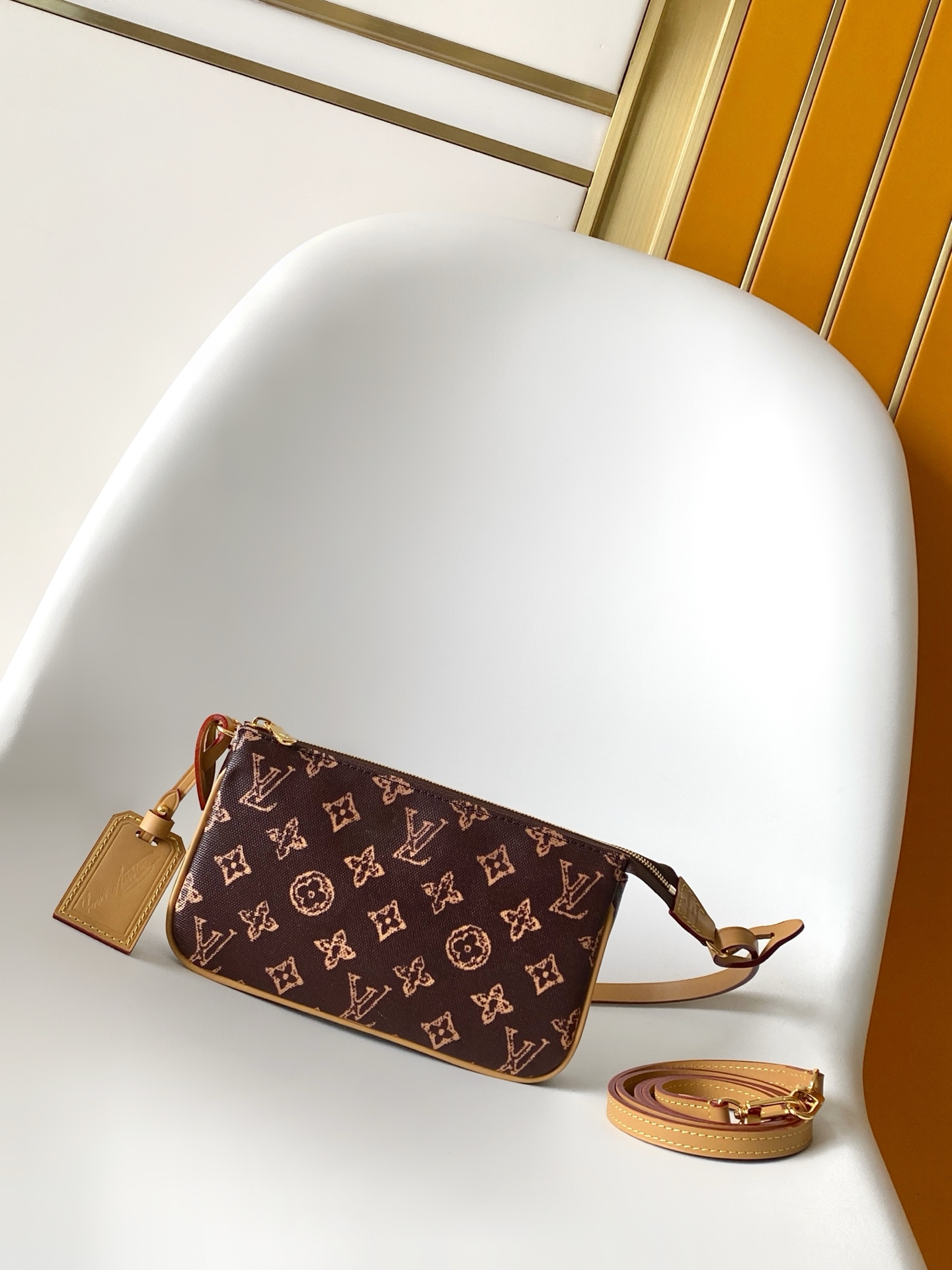 Louis Vuitton M27718咖色 M28321黄色 M28320绿色 动态163 本款 Pochette Accessories 手袋专为庆贺路易威登 Monogram 图案诞生 130 周年设计