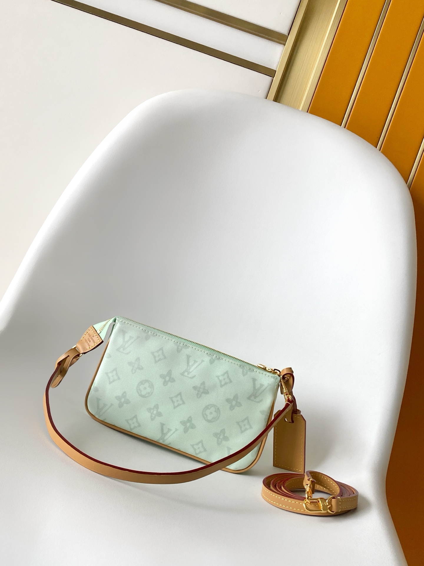 Louis Vuitton M27718咖色 M28321黄色 M28320绿色 动态163 本款 Pochette Accessories 手袋专为庆贺路易威登 Monogram 图案诞生 130 周年设计