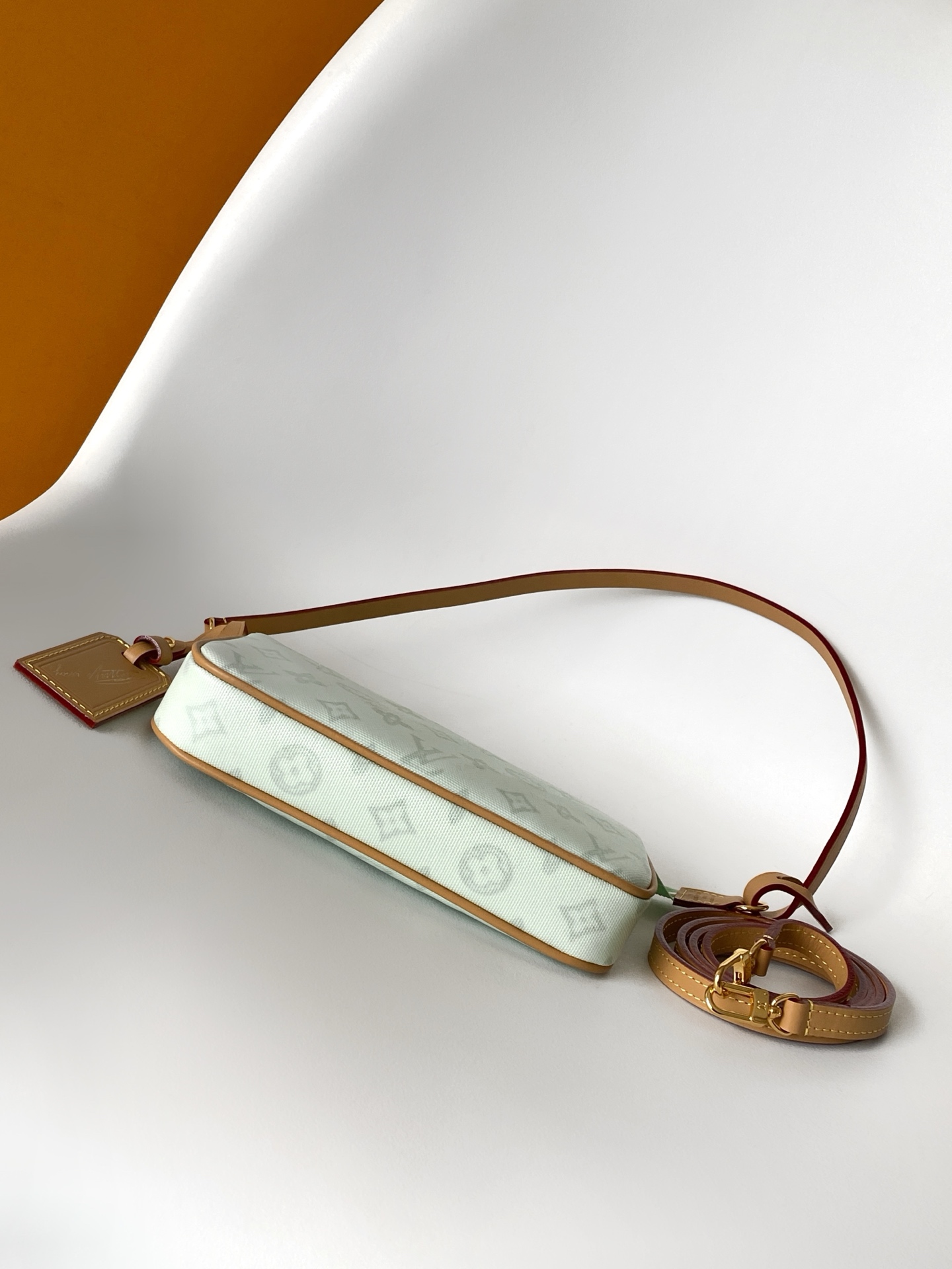 Louis Vuitton M27718咖色 M28321黄色 M28320绿色 动态163 本款 Pochette Accessories 手袋专为庆贺路易威登 Monogram 图案诞生 130 周年设计
