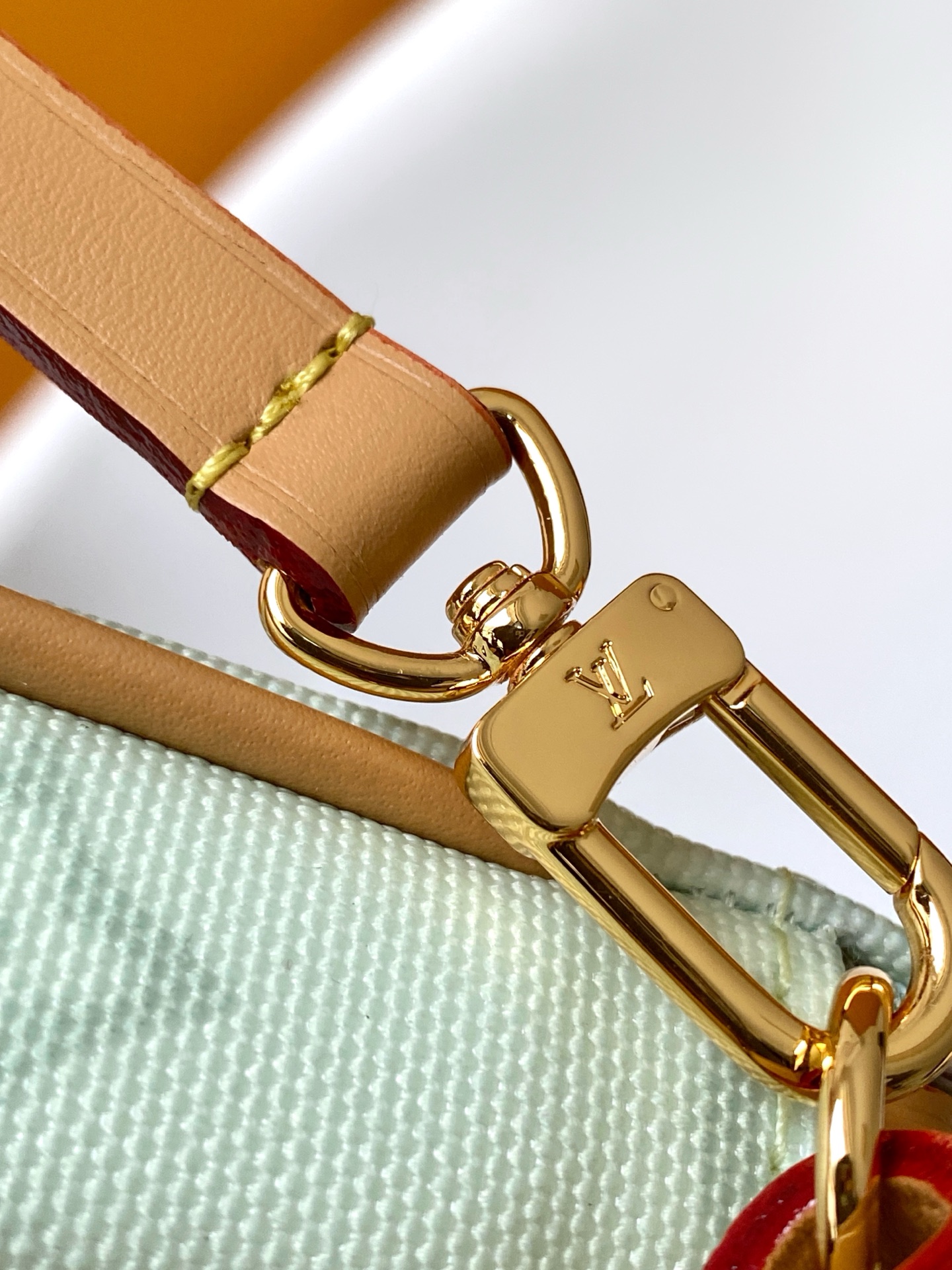Louis Vuitton M27718咖色 M28321黄色 M28320绿色 动态163 本款 Pochette Accessories 手袋专为庆贺路易威登 Monogram 图案诞生 130 周年设计