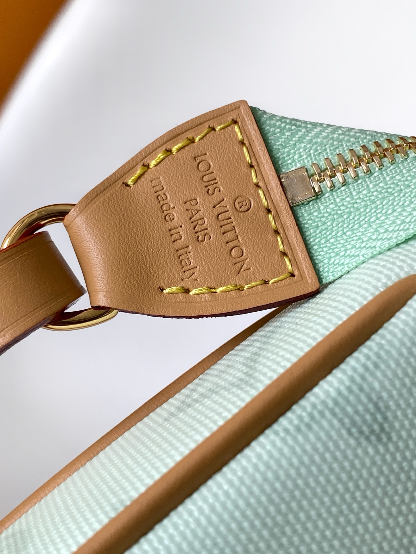 Louis Vuitton M27718咖色 M28321黄色 M28320绿色 动态163 本款 Pochette Accessories 手袋专为庆贺路易威登 Monogram 图案诞生 130 周年设计