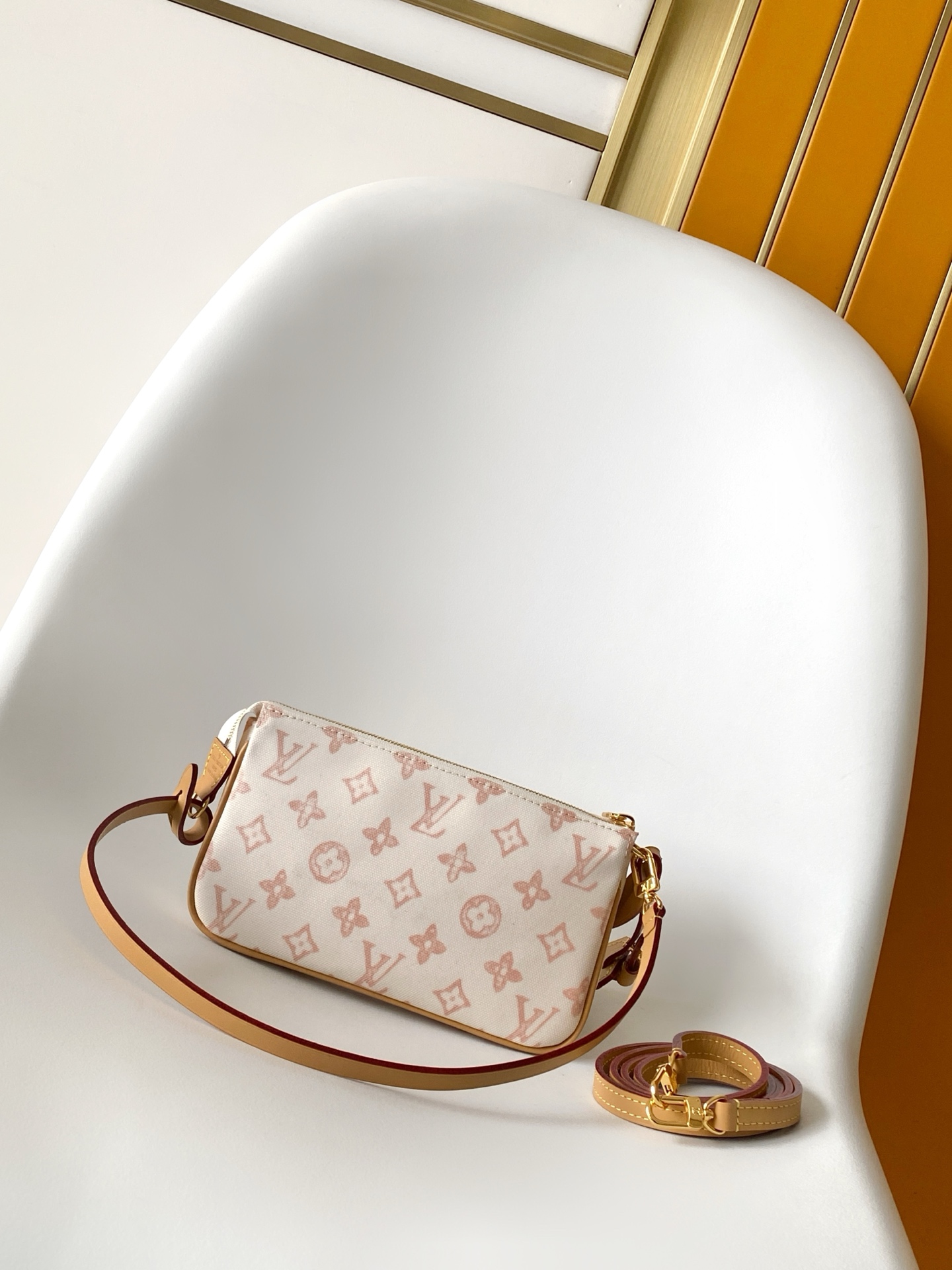 Louis Vuitton M27718咖色 M28321黄色 M28320绿色 动态163 本款 Pochette Accessories 手袋专为庆贺路易威登 Monogram 图案诞生 130 周年设计