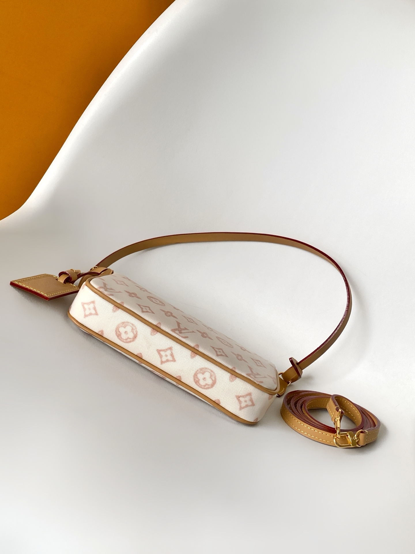 Louis Vuitton M27718咖色 M28321黄色 M28320绿色 动态163 本款 Pochette Accessories 手袋专为庆贺路易威登 Monogram 图案诞生 130 周年设计