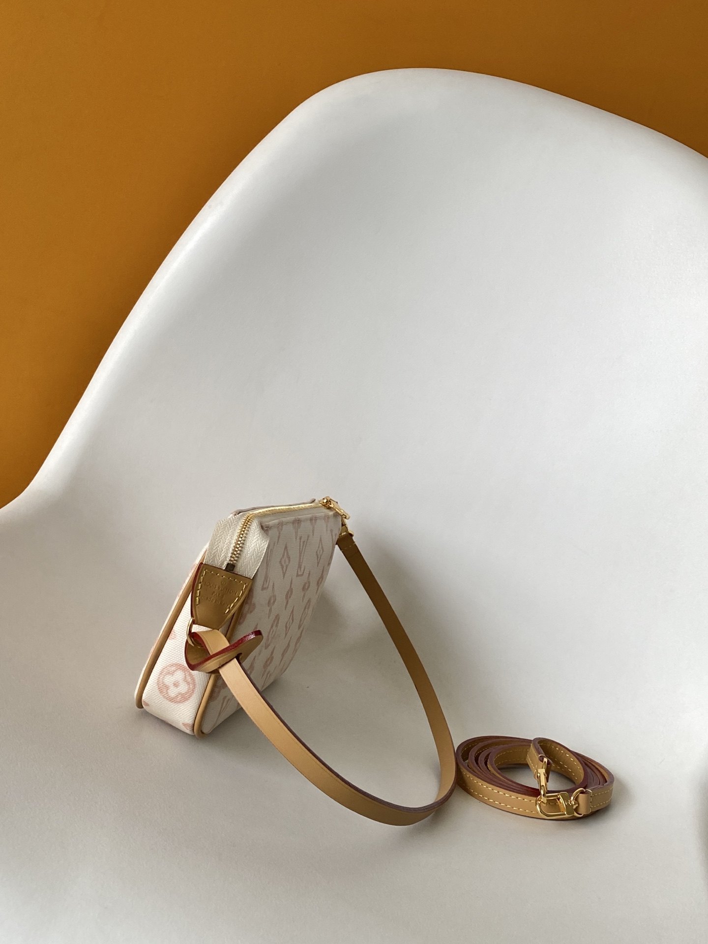 Louis Vuitton M27718咖色 M28321黄色 M28320绿色 动态163 本款 Pochette Accessories 手袋专为庆贺路易威登 Monogram 图案诞生 130 周年设计