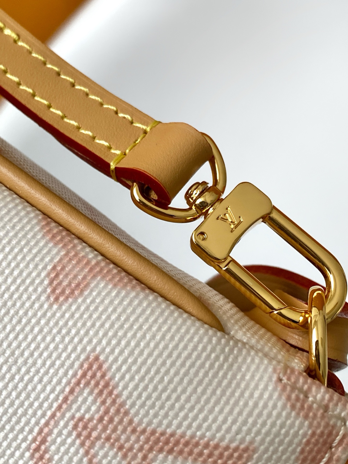 Louis Vuitton M27718咖色 M28321黄色 M28320绿色 动态163 本款 Pochette Accessories 手袋专为庆贺路易威登 Monogram 图案诞生 130 周年设计