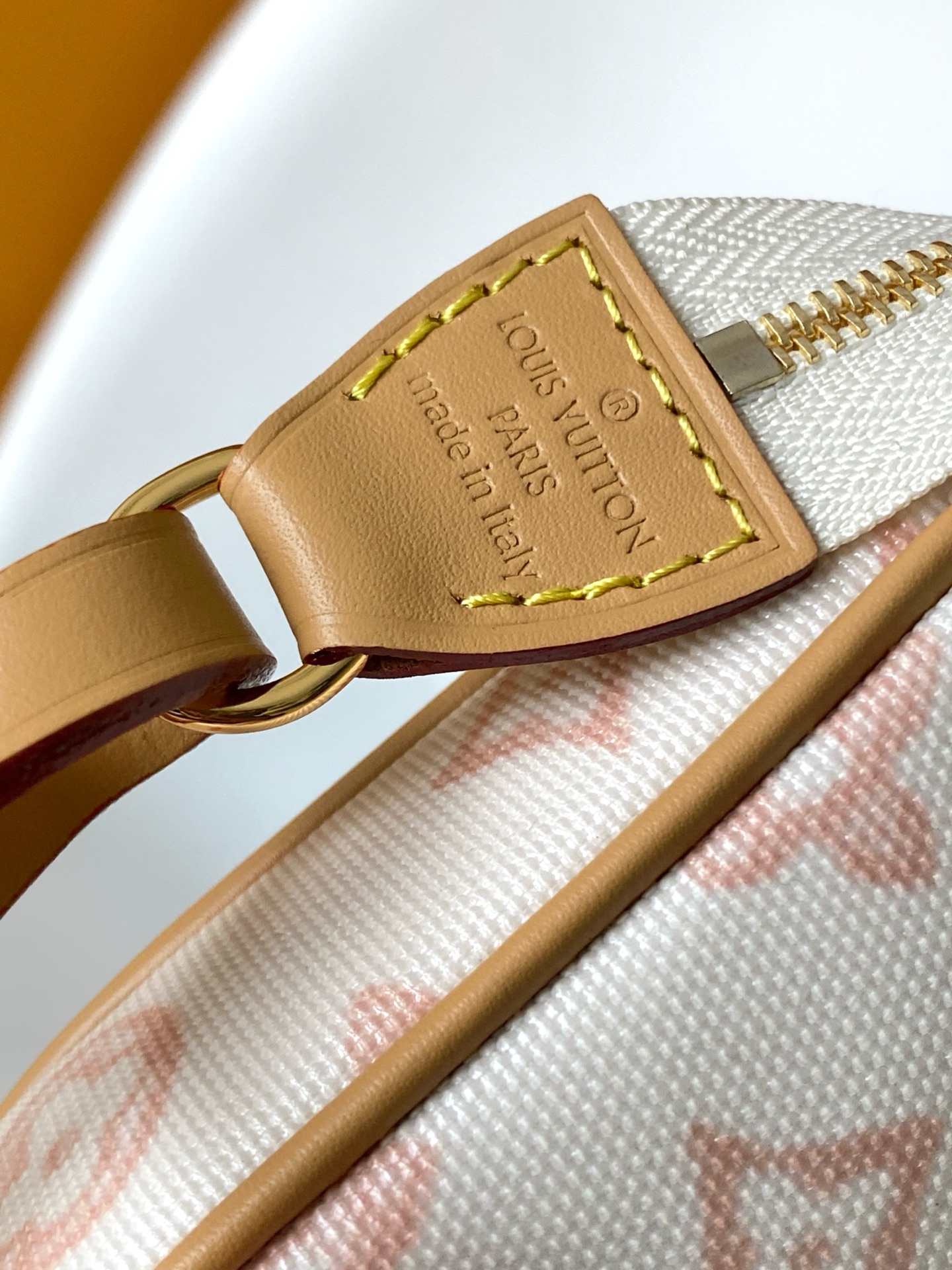 Louis Vuitton M27718咖色 M28321黄色 M28320绿色 动态163 本款 Pochette Accessories 手袋专为庆贺路易威登 Monogram 图案诞生 130 周年设计