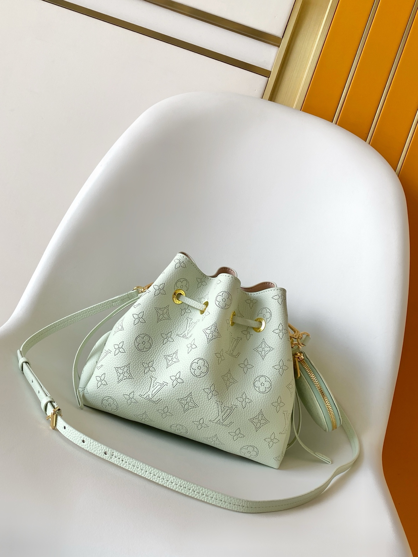 Loewe M27377浅绿M26196银色M14315宝蓝M11841米白M11736纯白M25147绿色 M22714浅紫M57536灰粉 M22176浅粉 M21144浅蓝 M22198亚麻蓝 M57070黑色 M57068木兰粉 M57201灰色 Bella 水桶包采用 Monogram 镂花穿孔牛皮革塑造小巧构型