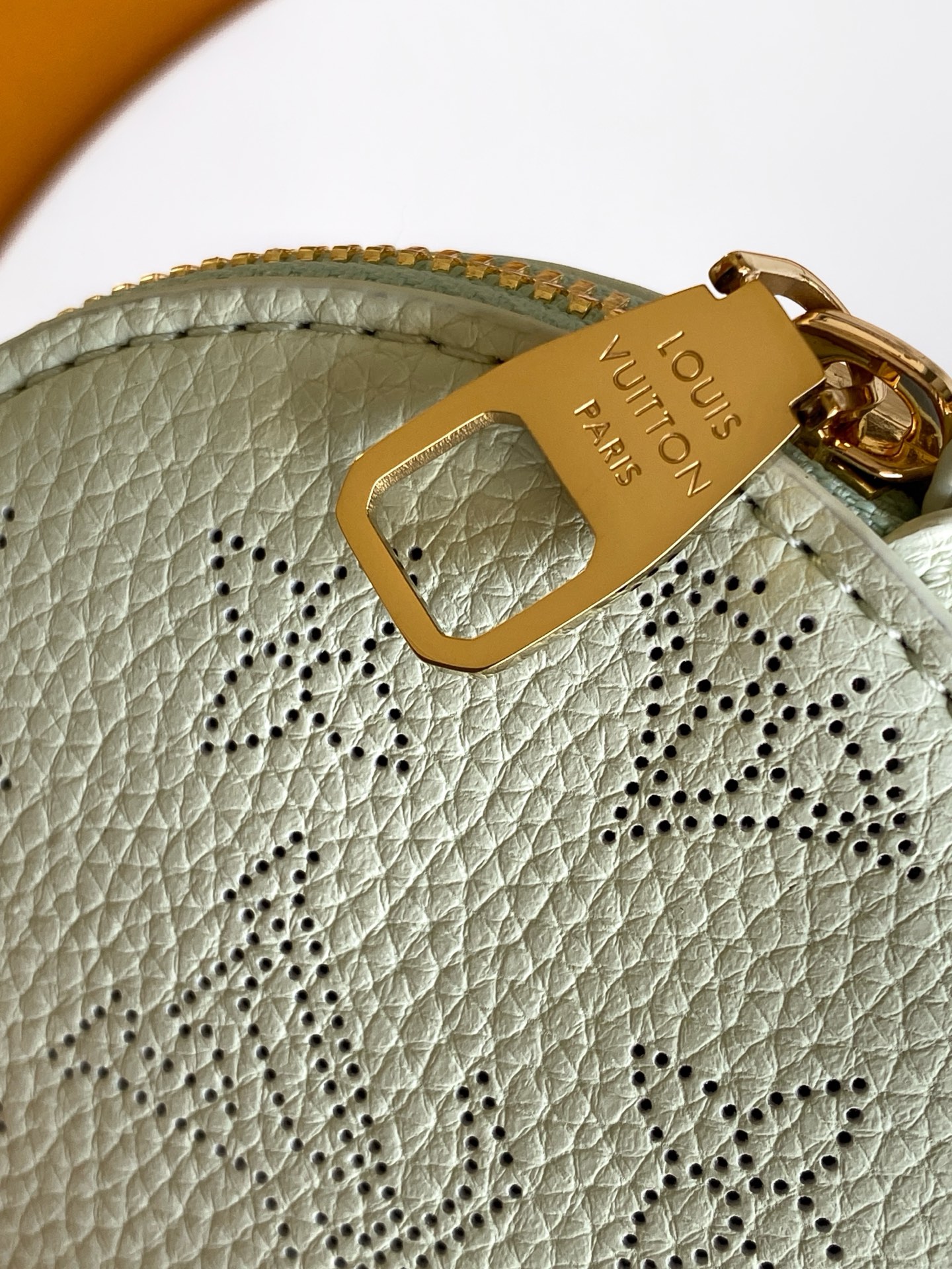 Loewe M27377浅绿M26196银色M14315宝蓝M11841米白M11736纯白M25147绿色 M22714浅紫M57536灰粉 M22176浅粉 M21144浅蓝 M22198亚麻蓝 M57070黑色 M57068木兰粉 M57201灰色 Bella 水桶包采用 Monogram 镂花穿孔牛皮革塑造小巧构型