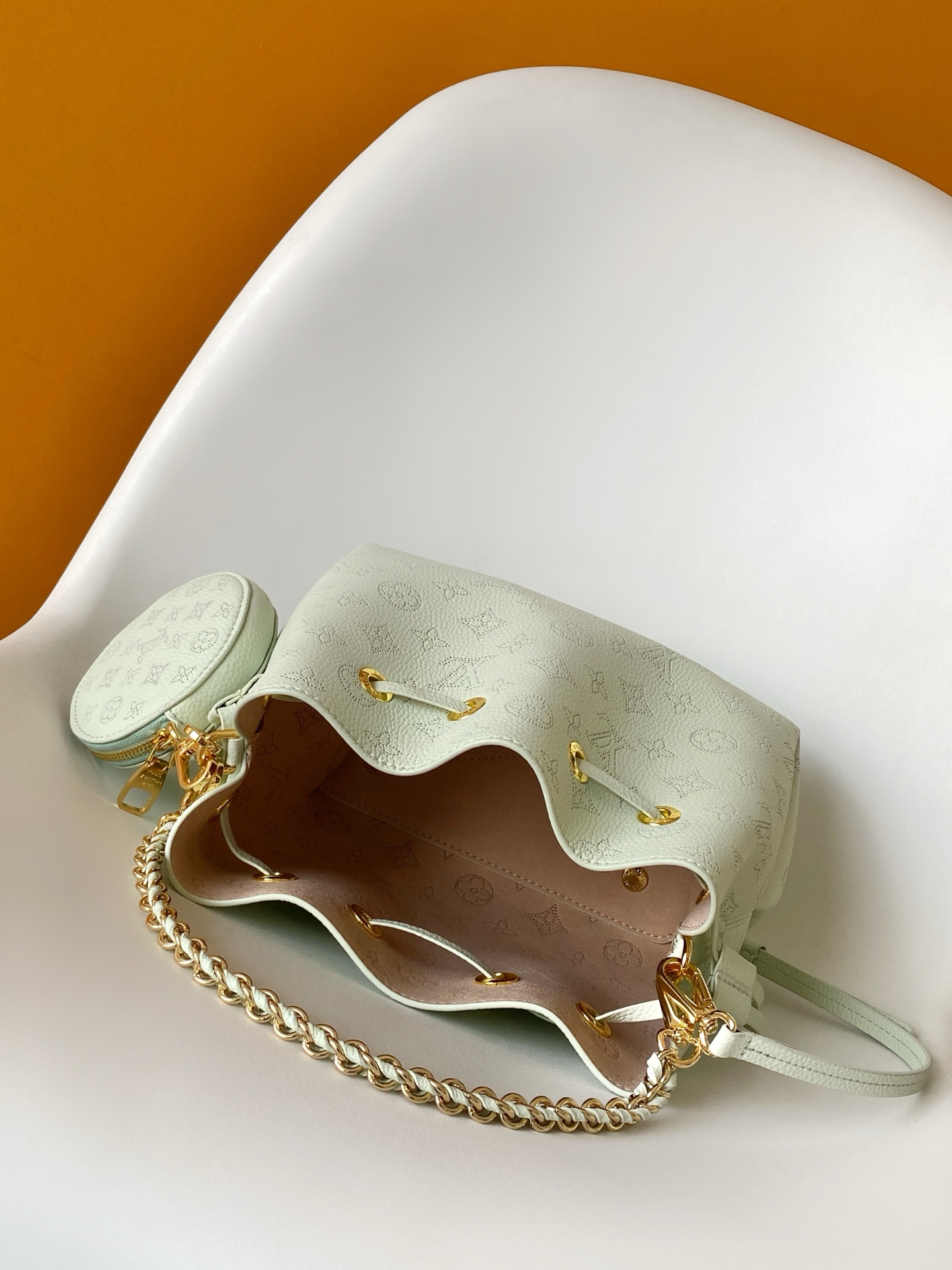 Loewe M27377浅绿M26196银色M14315宝蓝M11841米白M11736纯白M25147绿色 M22714浅紫M57536灰粉 M22176浅粉 M21144浅蓝 M22198亚麻蓝 M57070黑色 M57068木兰粉 M57201灰色 Bella 水桶包采用 Monogram 镂花穿孔牛皮革塑造小巧构型