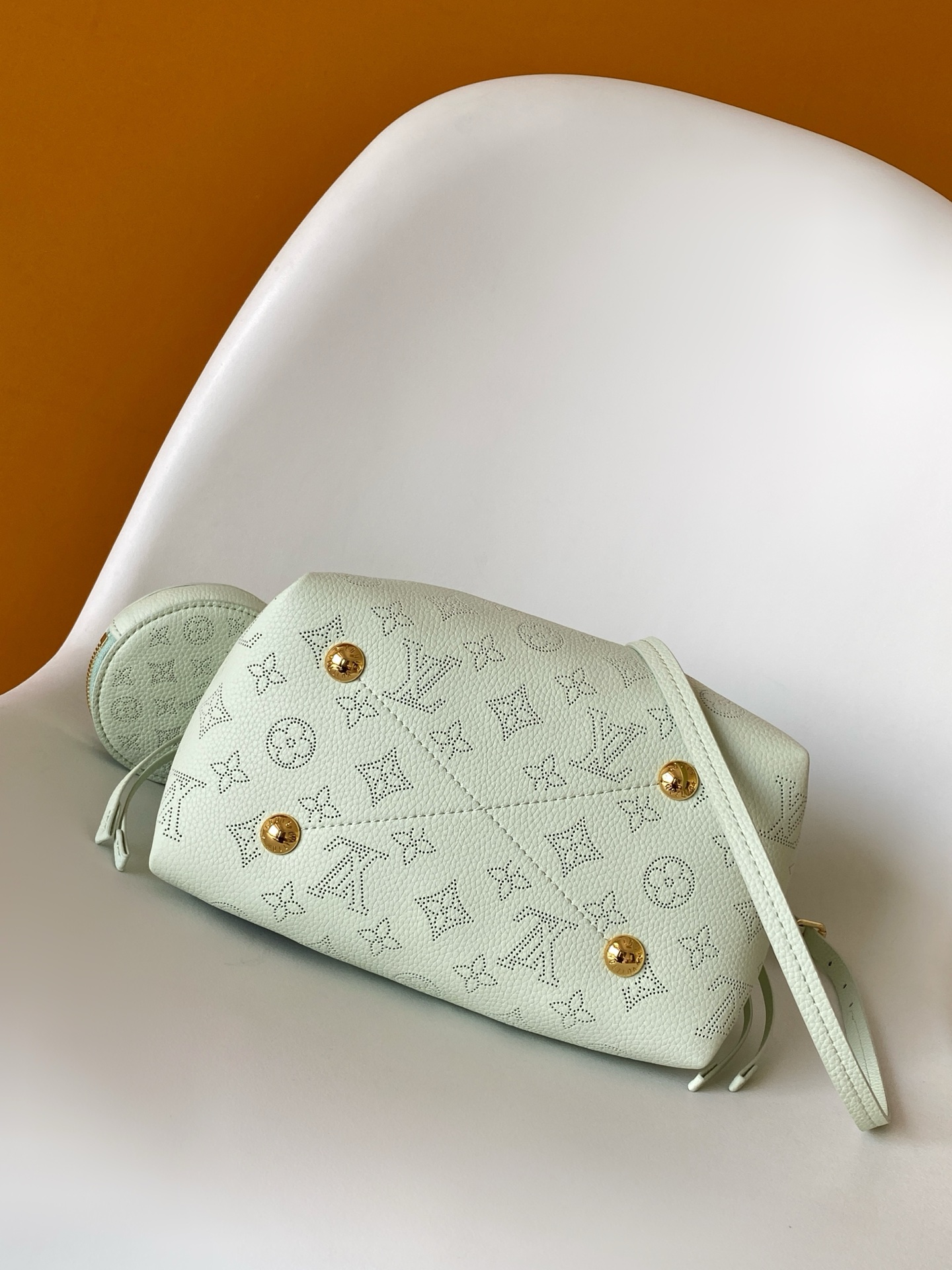 Loewe M27377浅绿M26196银色M14315宝蓝M11841米白M11736纯白M25147绿色 M22714浅紫M57536灰粉 M22176浅粉 M21144浅蓝 M22198亚麻蓝 M57070黑色 M57068木兰粉 M57201灰色 Bella 水桶包采用 Monogram 镂花穿孔牛皮革塑造小巧构型