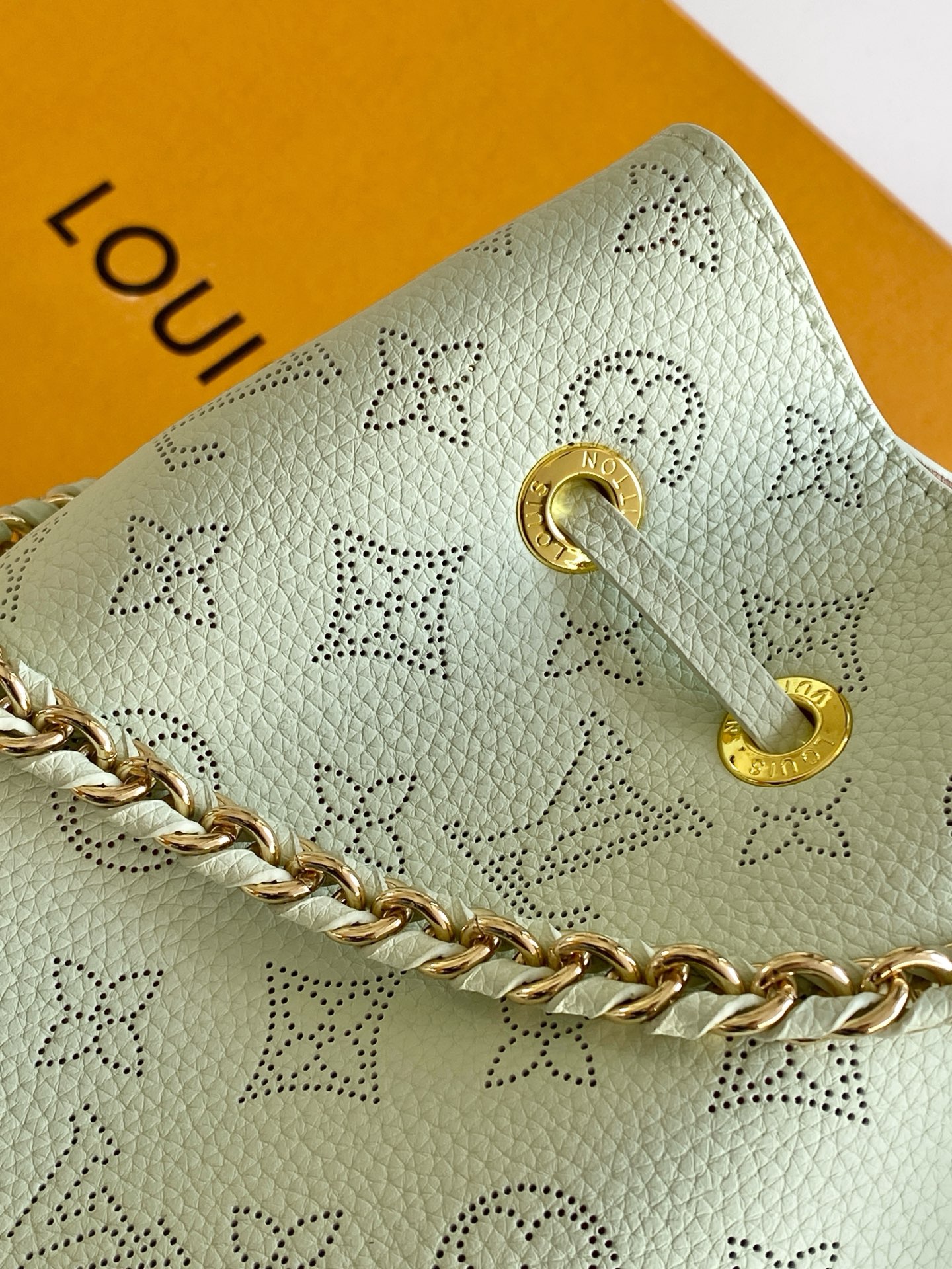 Loewe M27377浅绿M26196银色M14315宝蓝M11841米白M11736纯白M25147绿色 M22714浅紫M57536灰粉 M22176浅粉 M21144浅蓝 M22198亚麻蓝 M57070黑色 M57068木兰粉 M57201灰色 Bella 水桶包采用 Monogram 镂花穿孔牛皮革塑造小巧构型