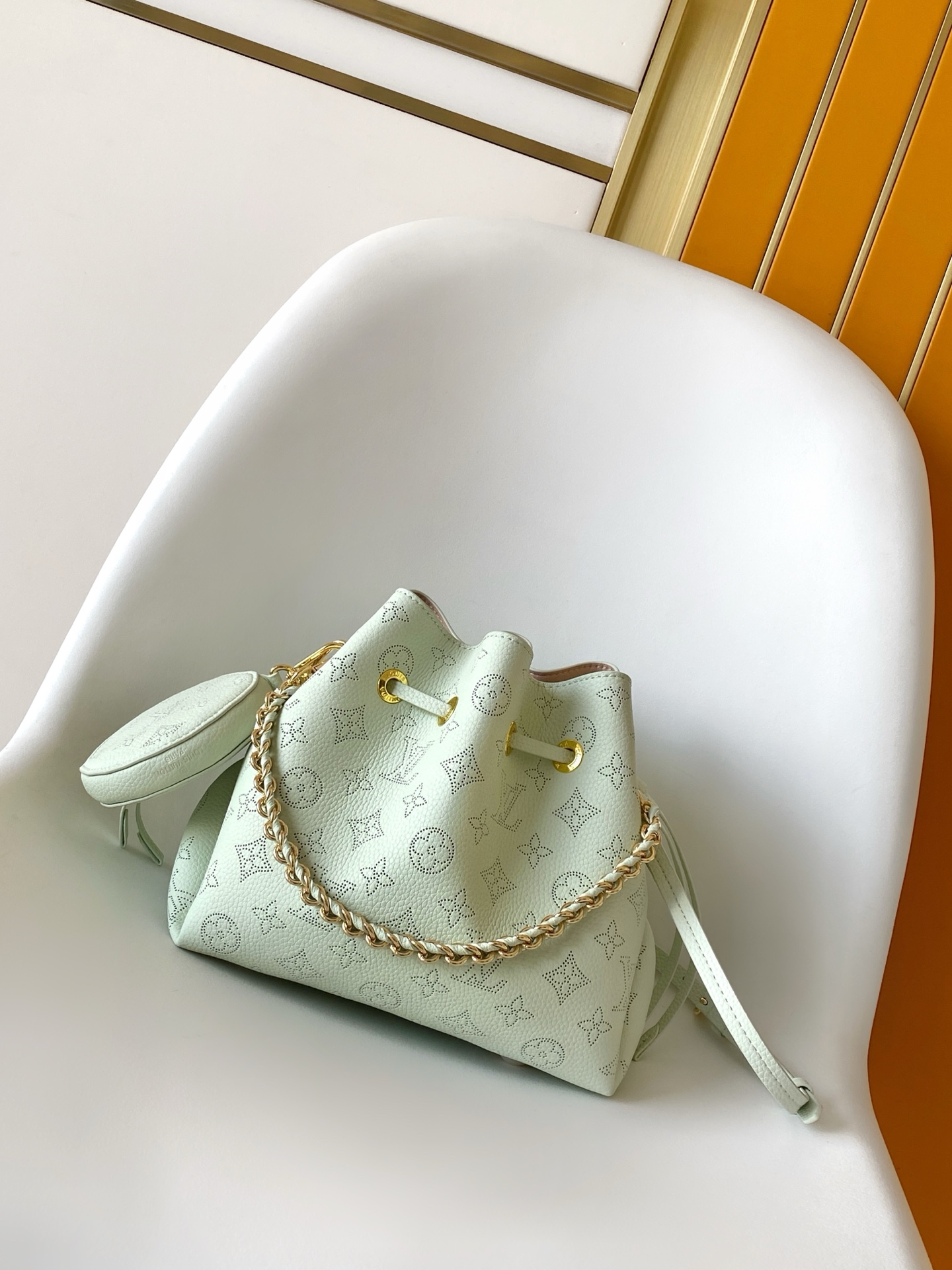 Loewe M27377浅绿M26196银色M14315宝蓝M11841米白M11736纯白M25147绿色 M22714浅紫M57536灰粉 M22176浅粉 M21144浅蓝 M22198亚麻蓝 M57070黑色 M57068木兰粉 M57201灰色 Bella 水桶包采用 Monogram 镂花穿孔牛皮革塑造小巧构型