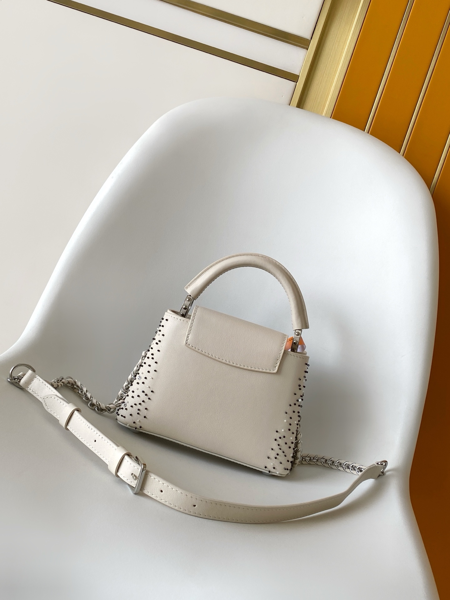 Louis Vuitton M12977 黑色 米白 动态163 本款限量版 Capucines 迷你手袋取材牛皮革