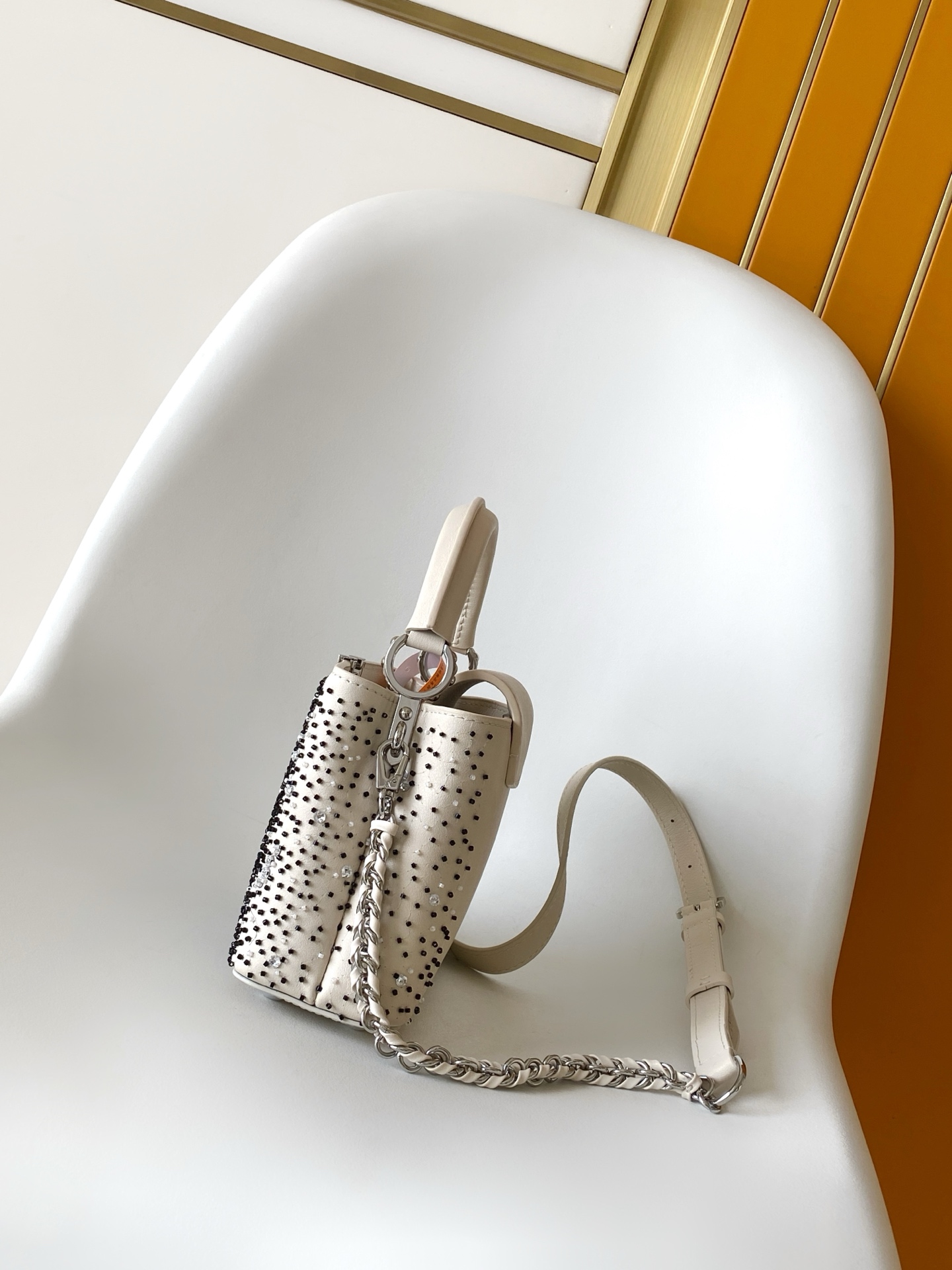 Louis Vuitton M12977 黑色 米白 动态163 本款限量版 Capucines 迷你手袋取材牛皮革