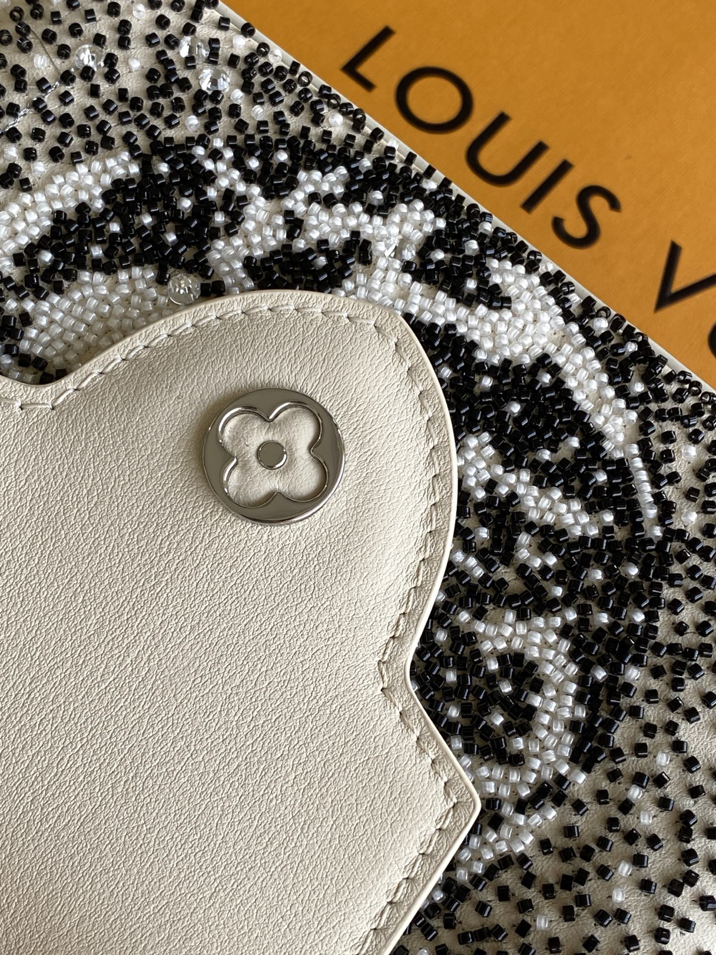 Louis Vuitton M12977 黑色 米白 动态163 本款限量版 Capucines 迷你手袋取材牛皮革