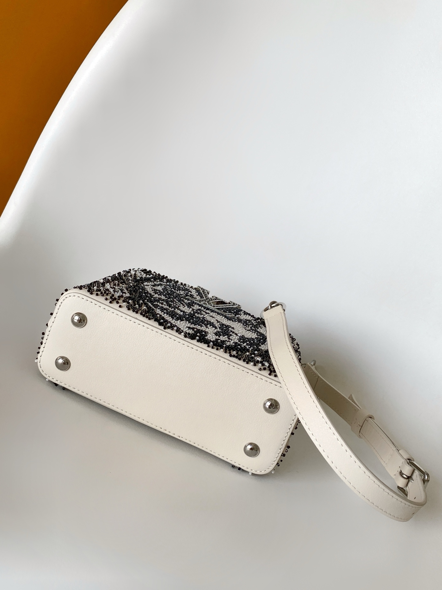 Louis Vuitton M12977 黑色 米白 动态163 本款限量版 Capucines 迷你手袋取材牛皮革
