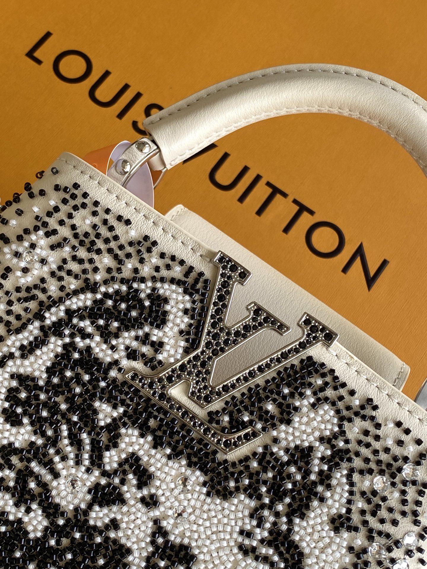 Louis Vuitton M12977 黑色 米白 动态163 本款限量版 Capucines 迷你手袋取材牛皮革