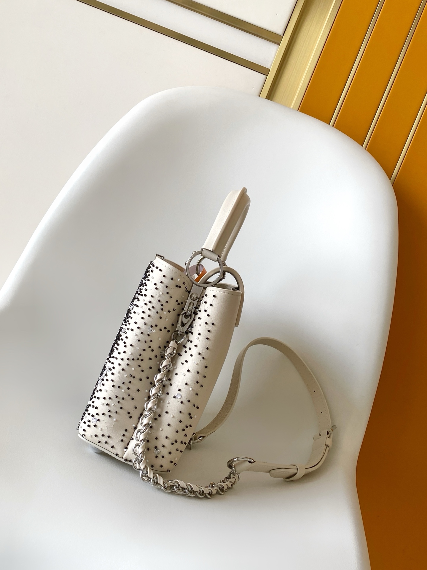 Louis Vuitton M12977 黑色 米白 动态163 本款限量版 Capucines 迷你手袋取材牛皮革