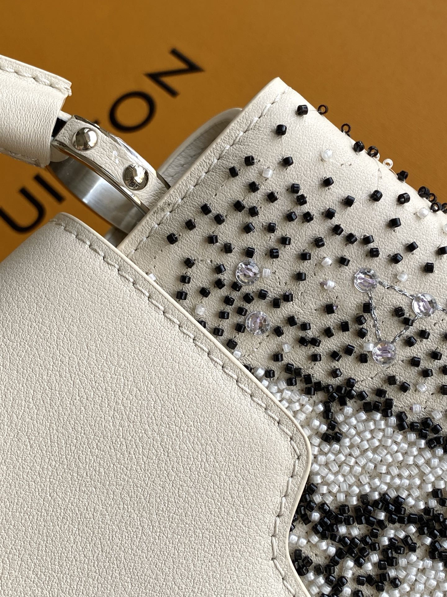 Louis Vuitton M12977 黑色 米白 动态163 本款限量版 Capucines 迷你手袋取材牛皮革