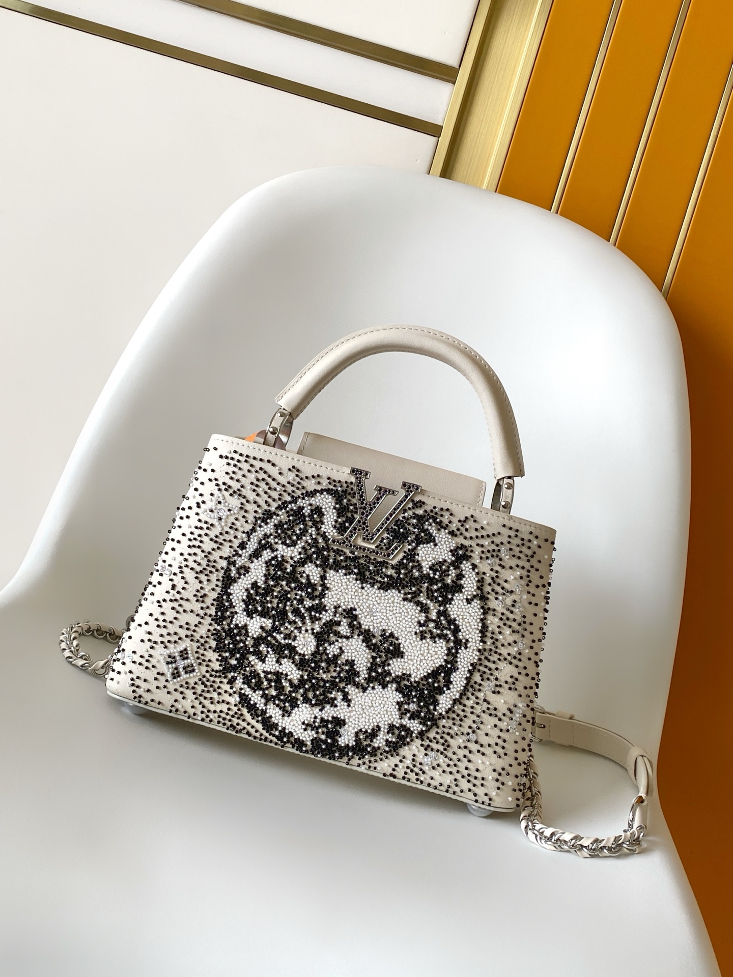 Louis Vuitton M12977 黑色 米白 动态163 本款限量版 Capucines 迷你手袋取材牛皮革