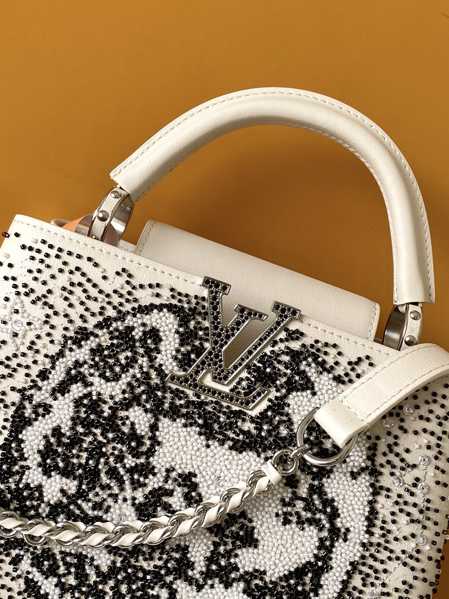 Louis Vuitton M12977 黑色 米白 动态163 本款限量版 Capucines 迷你手袋取材牛皮革